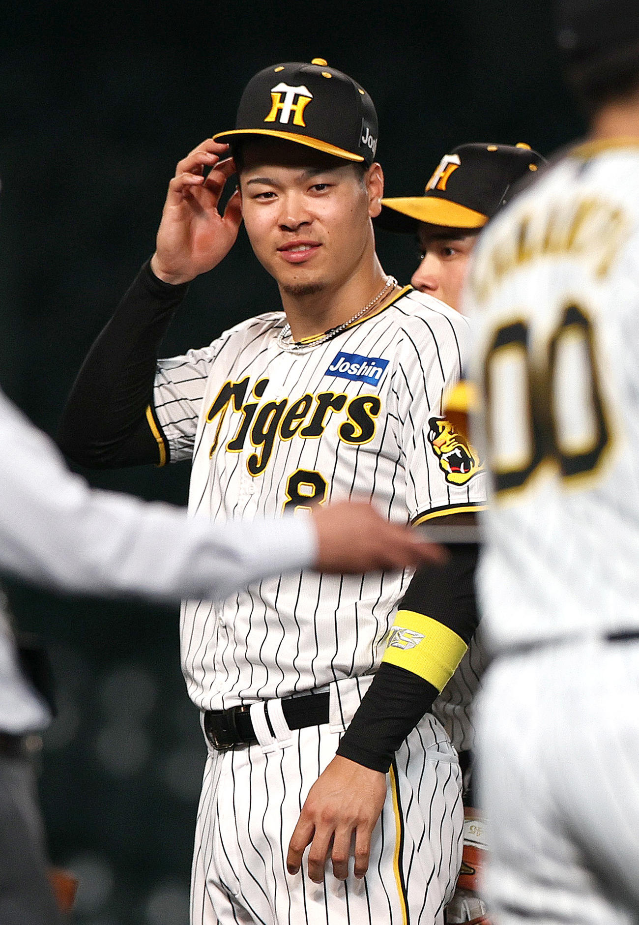 ウエスタン・リーグ阪神対オリックス　オリックスに勝利し、笑顔を見せる阪神佐藤輝（撮影・上山淳一）