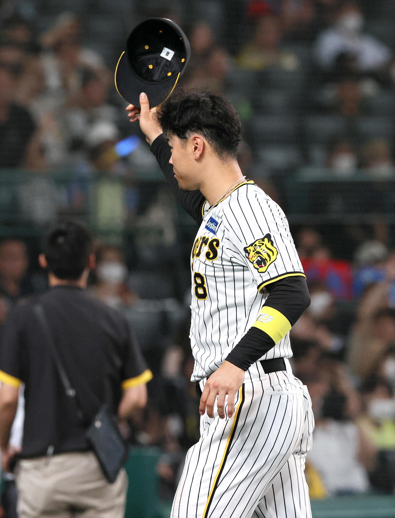 ウエスタン・リーグ阪神対オリックス　オリックスに勝利し、スタンドのファンにあいさつする阪神佐藤輝（撮影・上山淳一）