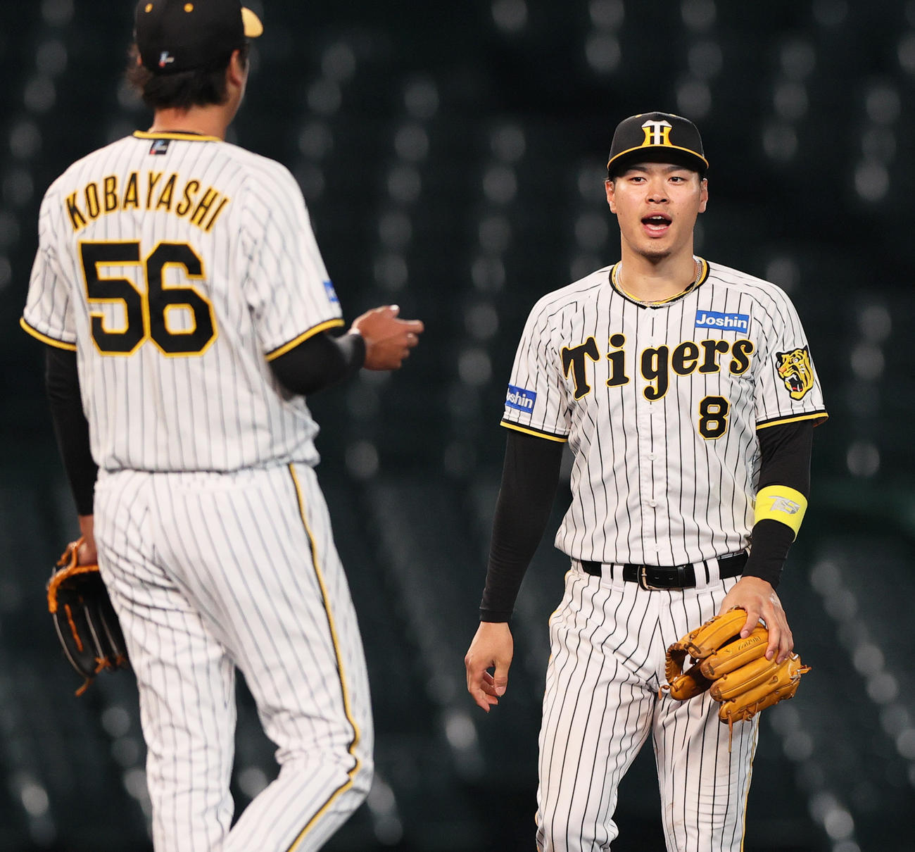 ウエスタン・リーグ阪神対オリックス　オリックスに勝利し声を上げる阪神佐藤輝。手前は小林（撮影・上山淳一）