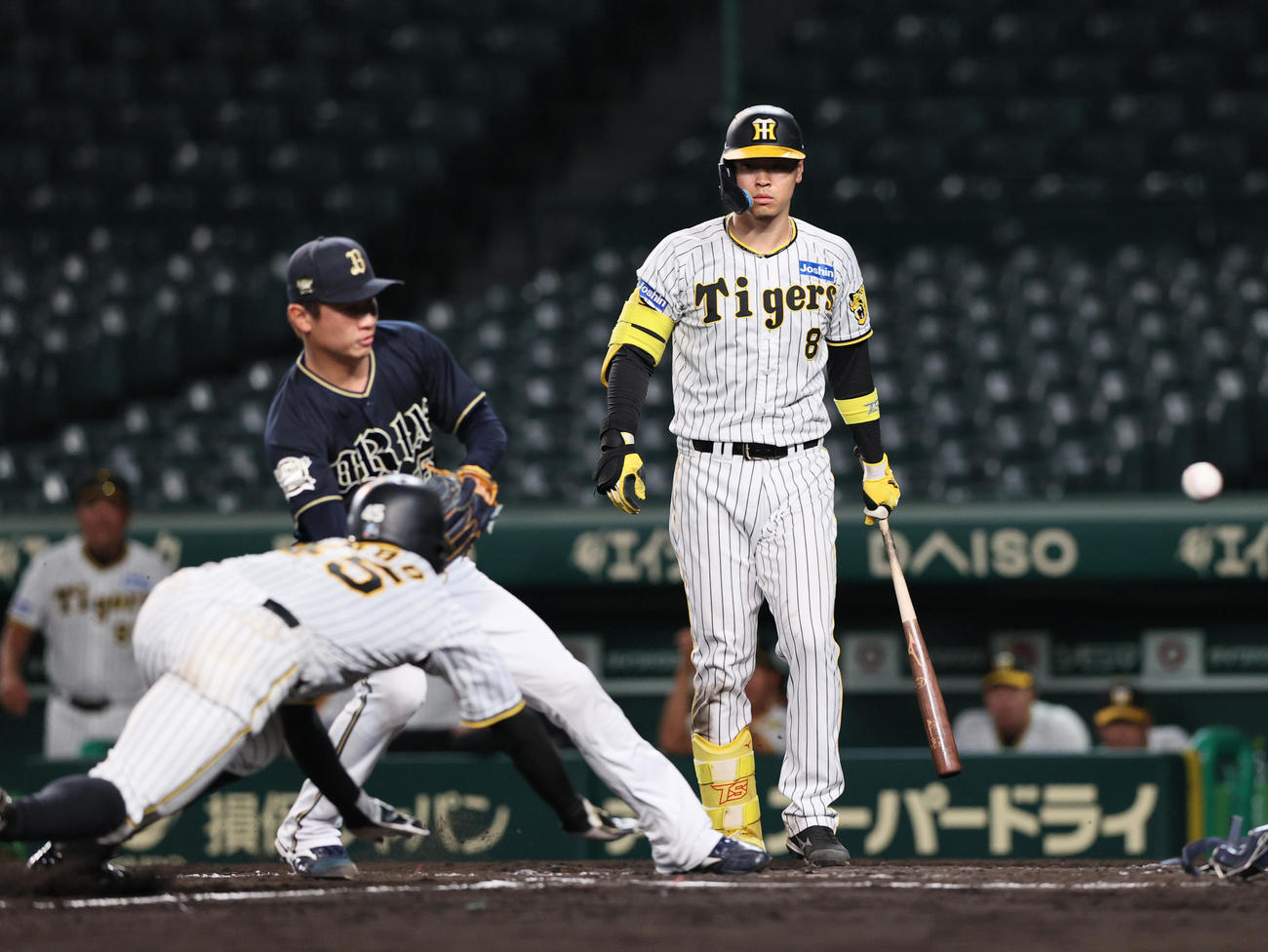 ウエスタン・リーグ阪神対オリックス　7回裏阪神2死満塁、佐藤輝（右）の時、捕逸で三走遠藤（手前）が勝ち越し生還する（撮影・上山淳一）