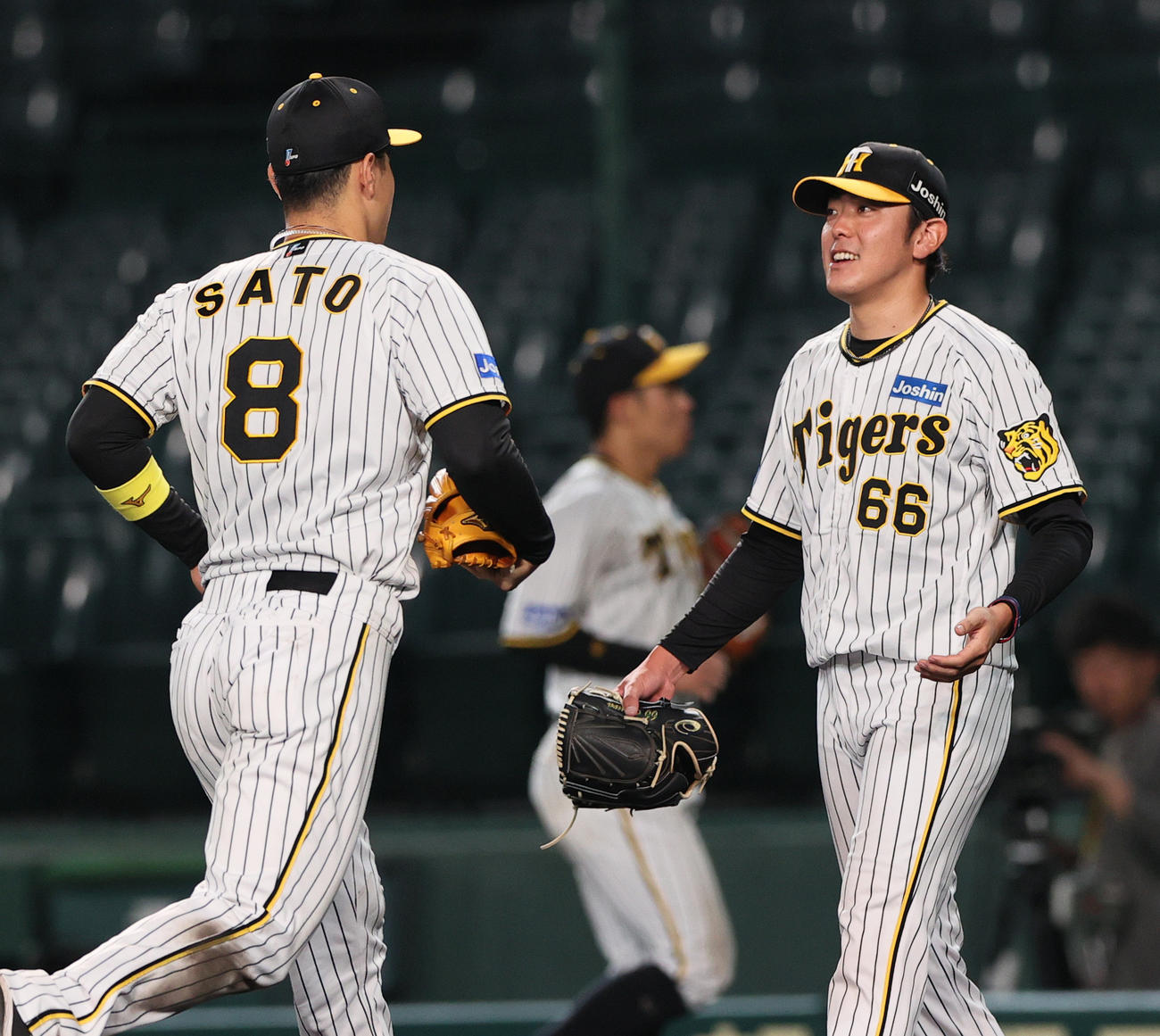 ウエスタン・リーグ阪神対オリックス　7回表に登板した阪神小川（右）は3者凡退に抑え笑顔を見せる（撮影・上山淳一）