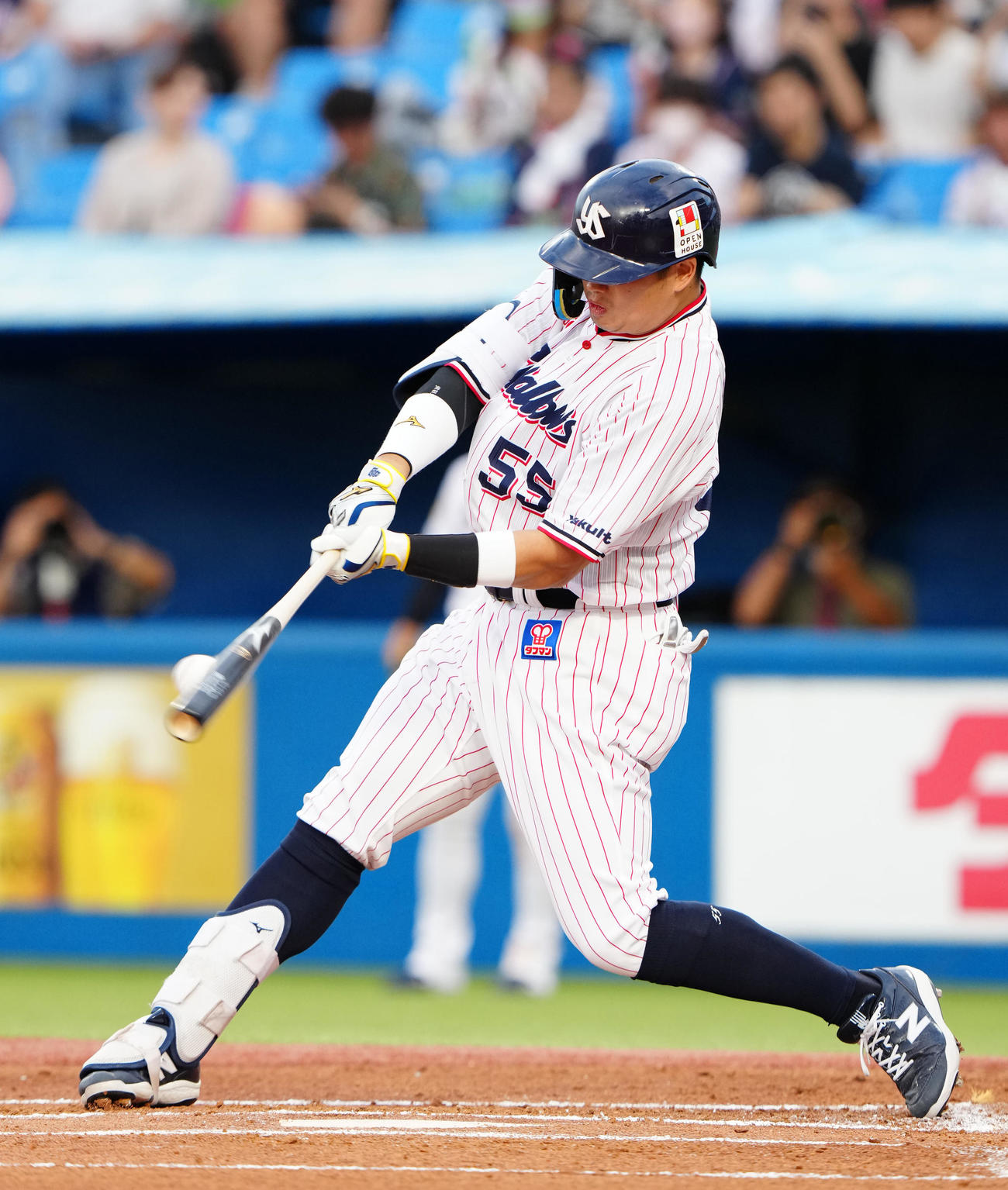 ヤクルト対広島　1回裏ヤクルト2死一塁、右前打を放つ村上（撮影・江口和貴）