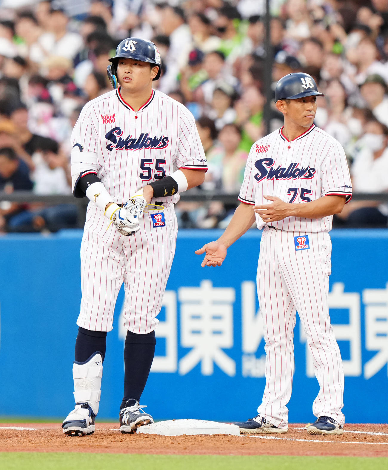 ヤクルト対広島　1回裏ヤクルト2死一塁、右前打を放った村上（左）（撮影・江口和貴）