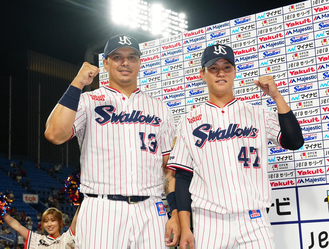 ヤクルト対広島　試合後、ガッツポーズで写真に納まるヤクルト高橋（右）とオスナ（撮影・江口和貴）