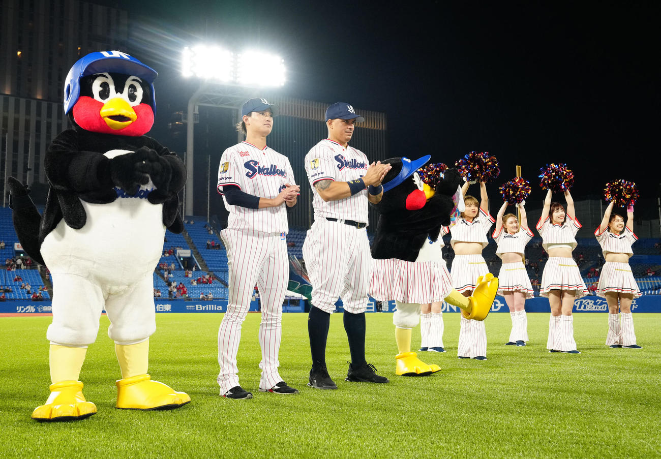 ヤクルト対広島　試合後、ファンと勝利を喜ぶヤクルト高橋（左）とオスナ（撮影・江口和貴）