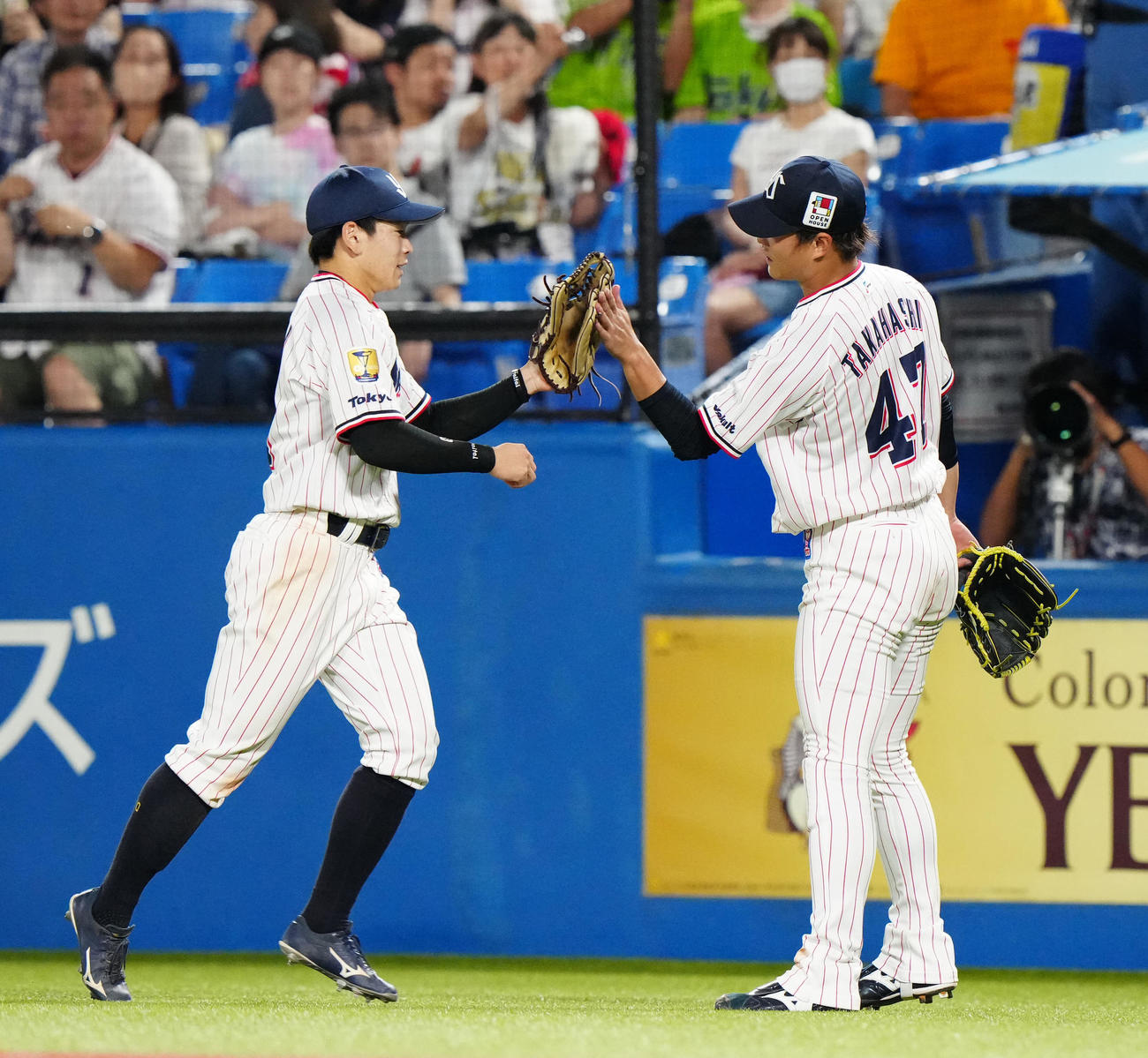 ヤクルト対広島　6回表終了後、ヤクルト中堅手並木（左）とタッチを交わす先発の高橋（撮影・江口和貴）