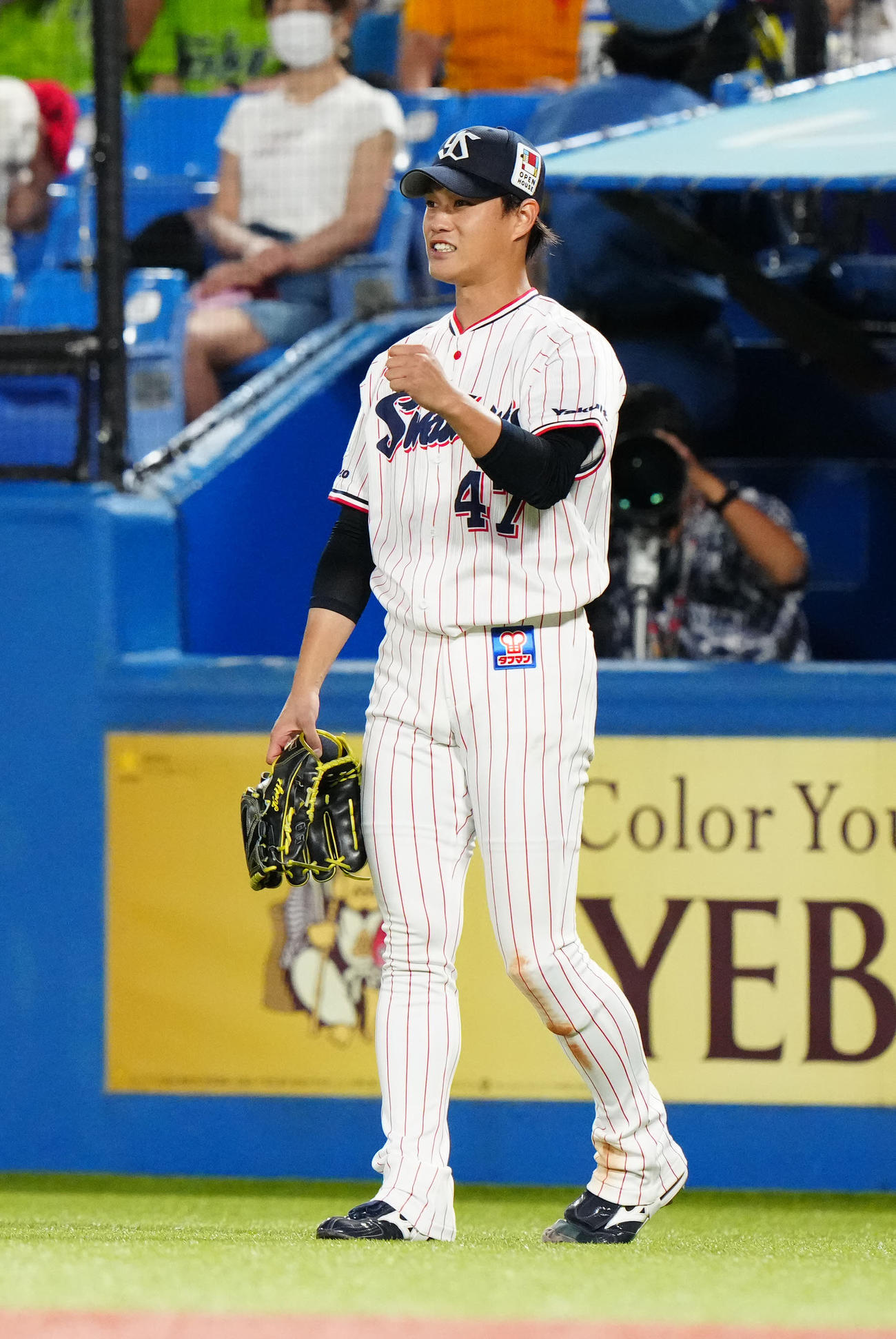 ヤクルト対広島　6回表終了後、ガッツポーズを見せるヤクルト先発の高橋（撮影・江口和貴）