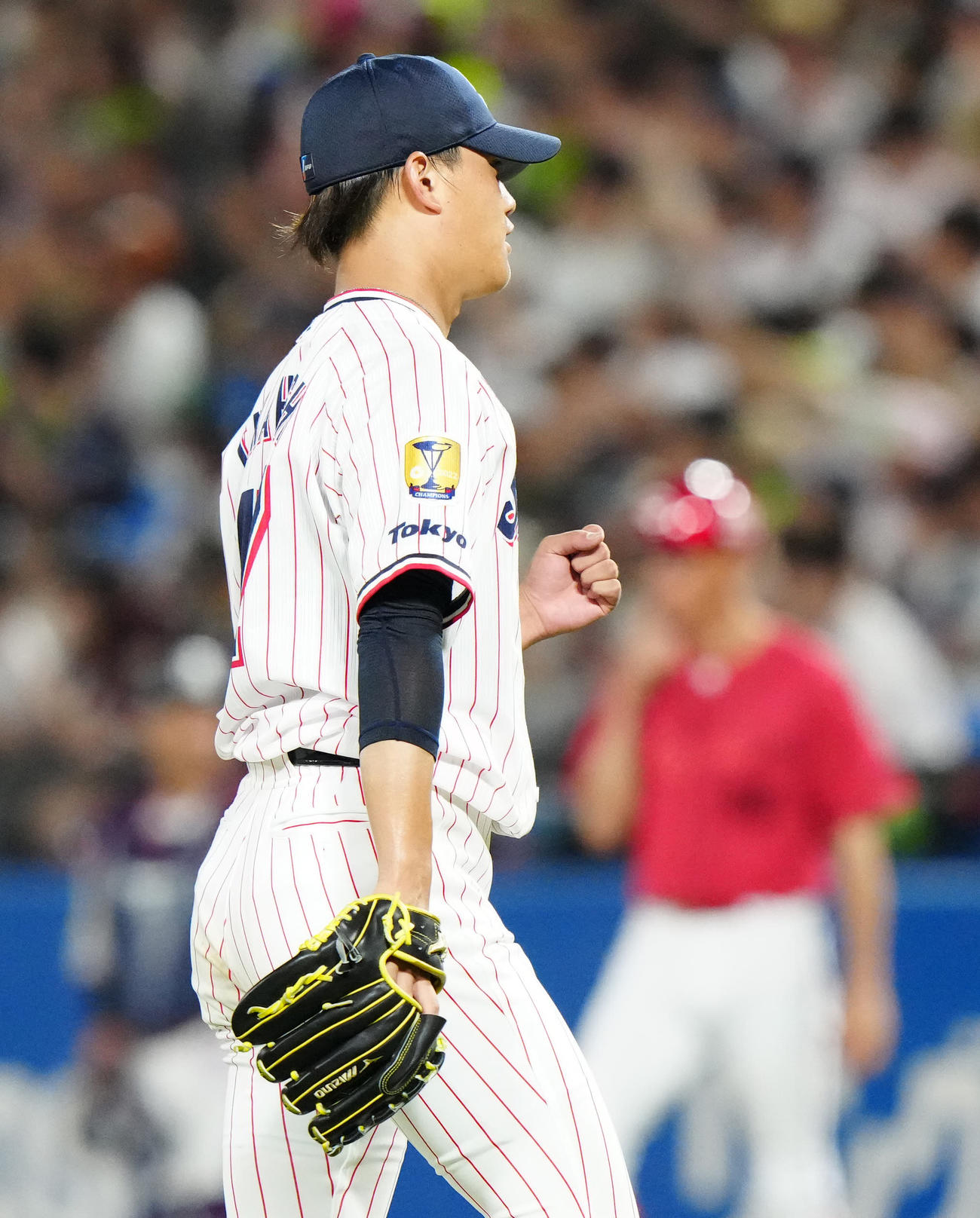 ヤクルト対広島　6回表終了後、ガッツポーズを見せるヤクルト先発の高橋（撮影・江口和貴）