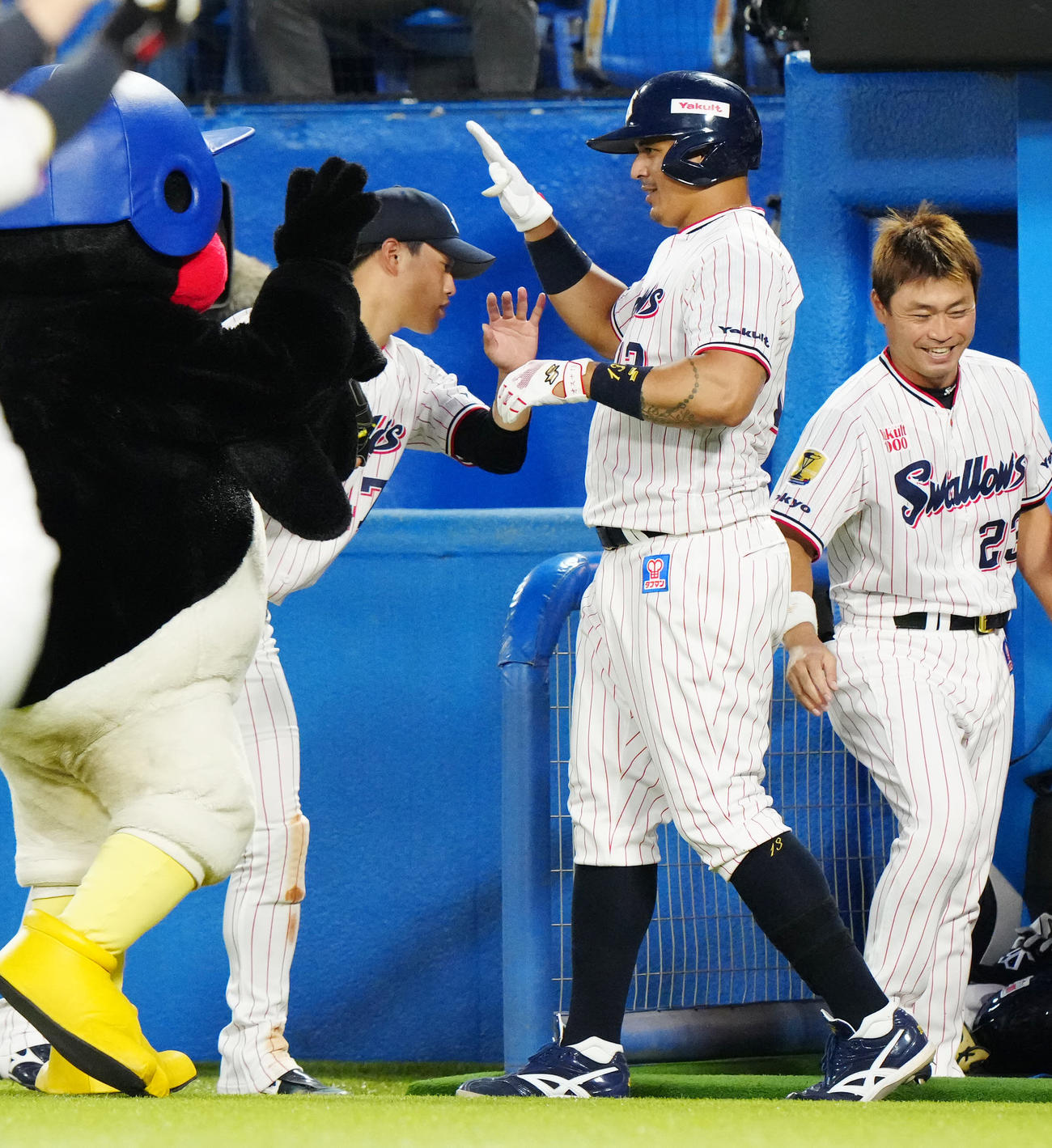 ヤクルト対広島　4回裏ヤクルト1死一、二塁、3点本塁打を放ち、高橋（中央左）らとタッチを交わすオスナ。右は青木（撮影・江口和貴）
