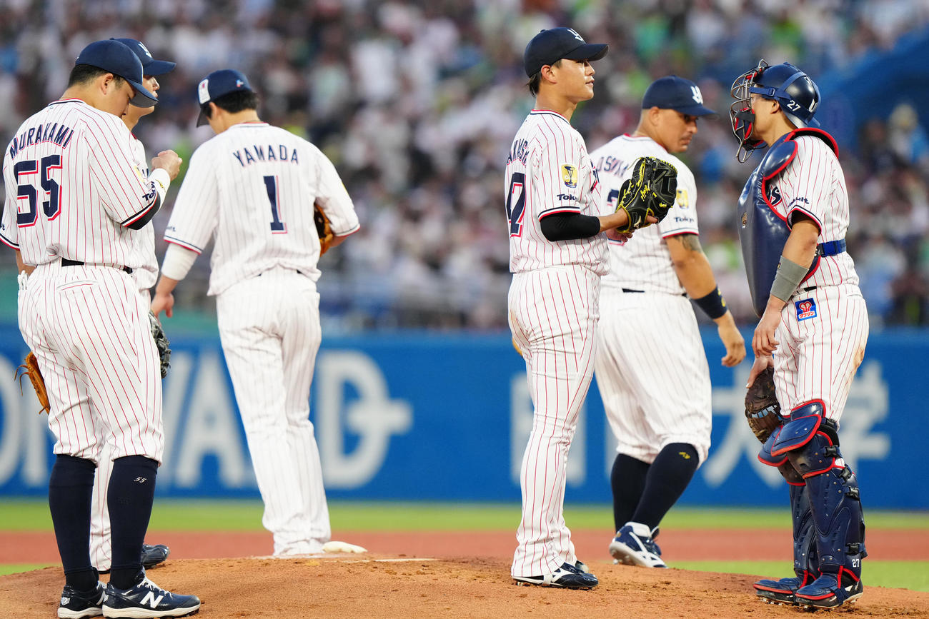 ヤクルト対広島　3回表広島無死一塁、菊池に四球を与え、激励を受ける高橋（中央）（撮影・江口和貴）