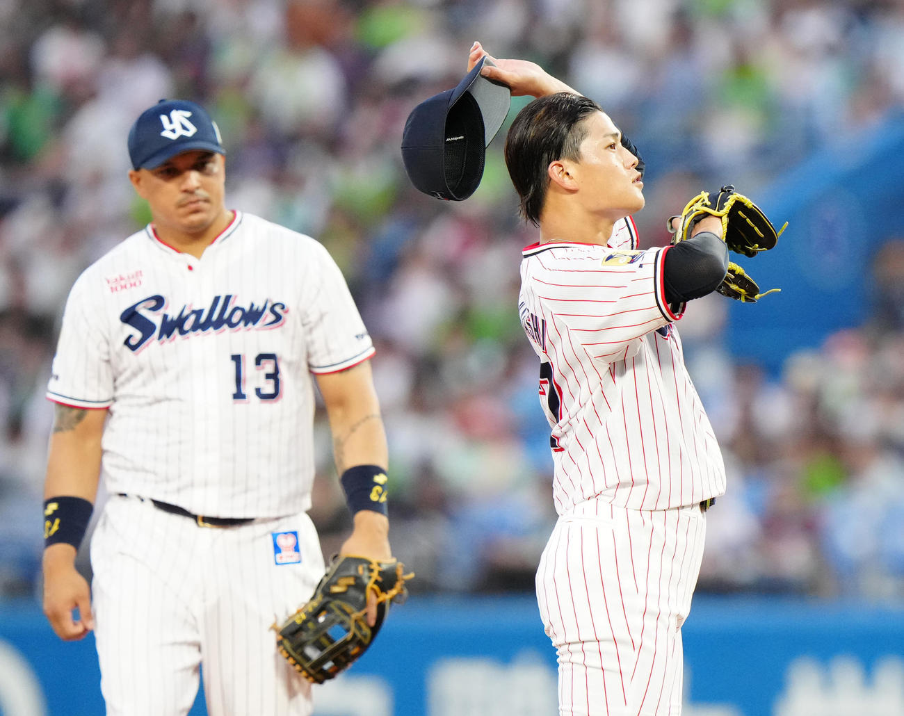 ヤクルト対広島　3回表広島無死一塁、菊池に四球を与えた高橋（右）（撮影・江口和貴）