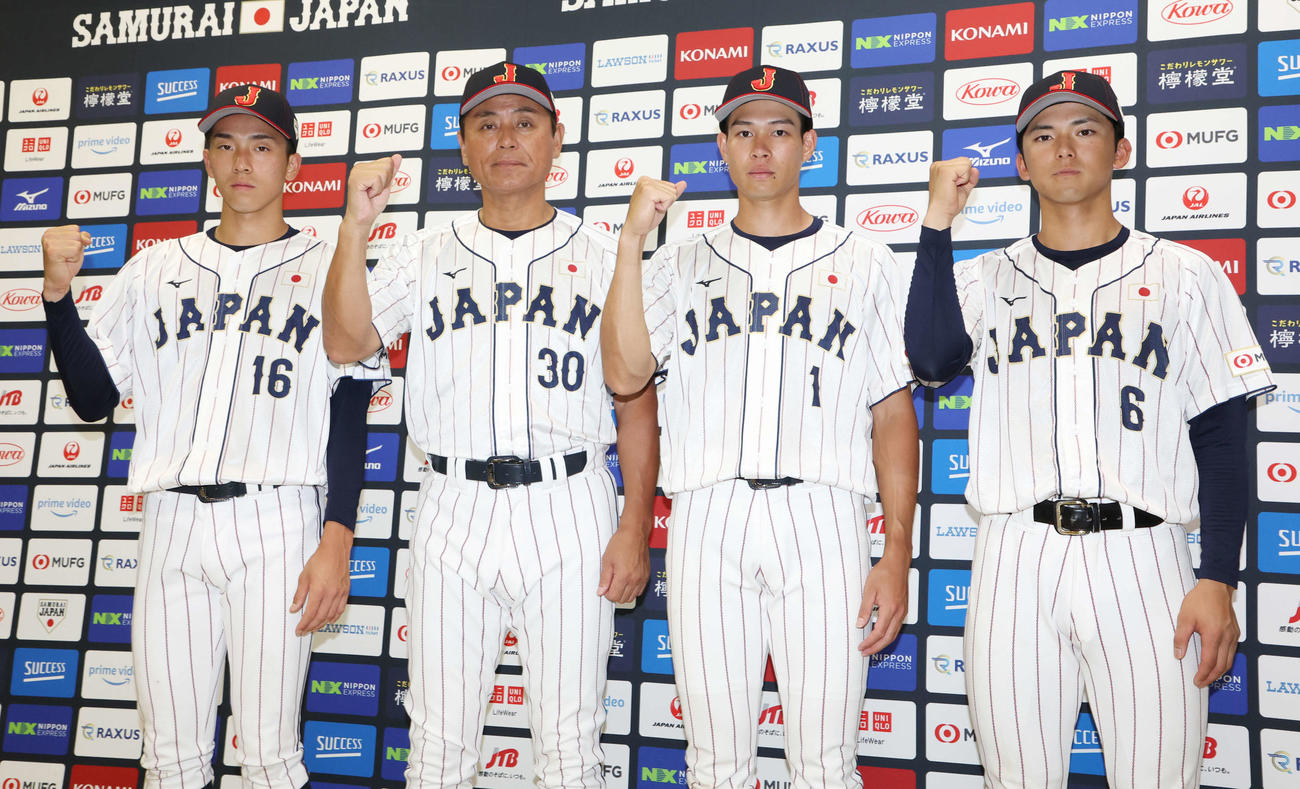 ガッツポーズして記念撮影する大学日本代表、左から常広、大久保監督、中島、宗山（撮影・宮地輝）