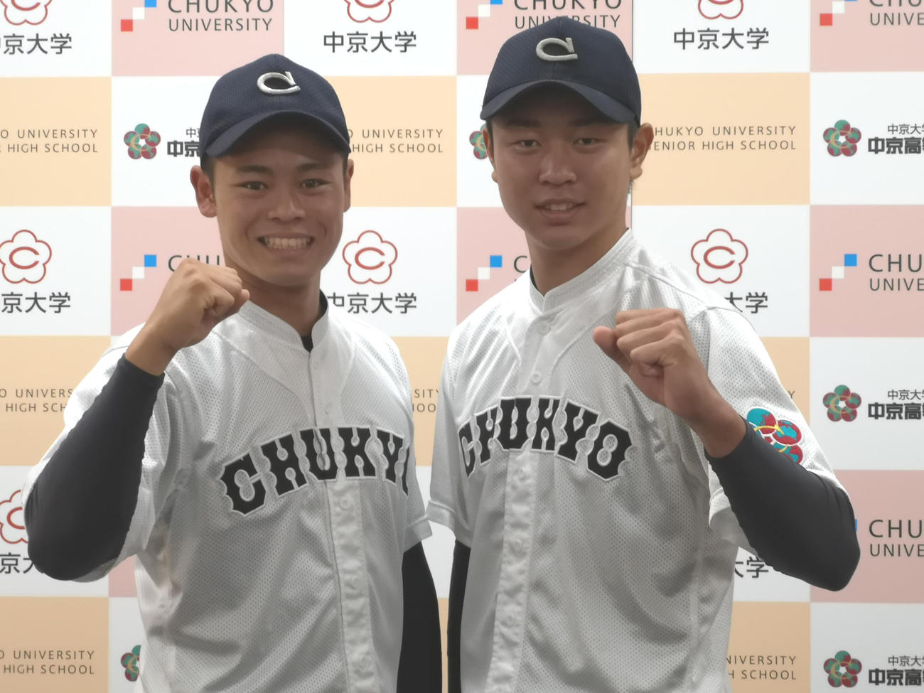 20年10月、ドラフトを前に思いを語った中京大中京の中山（左）と高橋