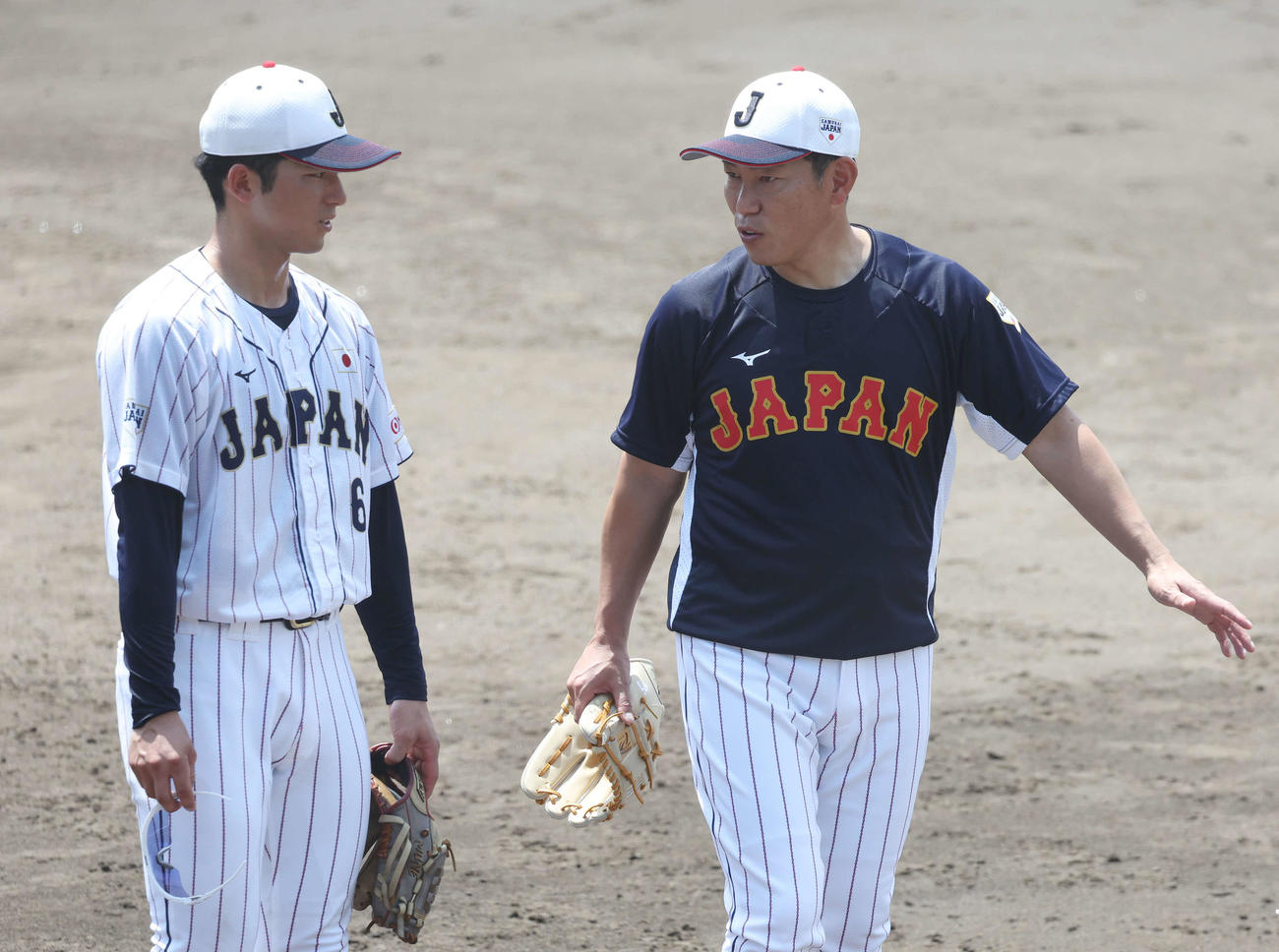 大学日本代表・宗山（左）と話す井端臨時コーチ（撮影・宮地輝）