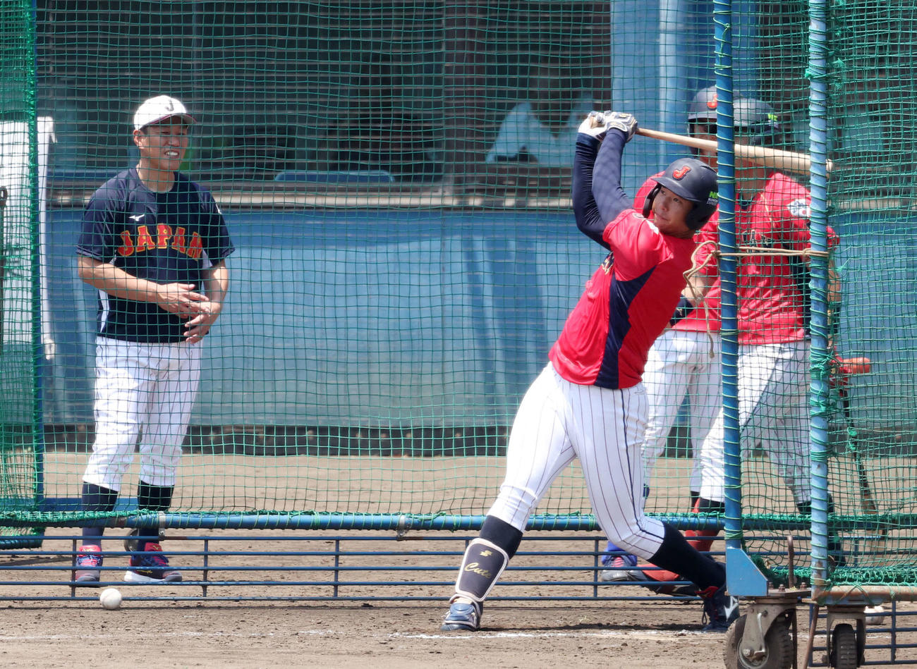 大学日本代表・井端臨時コーチ（左）に見つめられながら打撃練習する上田希（撮影・宮地輝）