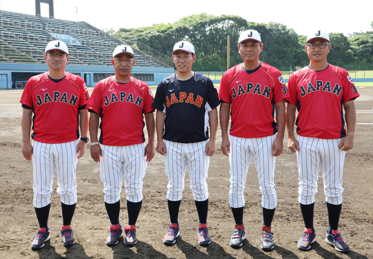 記念撮影する大学日本代表のコーチ陣、左から川村コーチ、鈴木コーチ、井端臨時コーチ、大久保監督、溝口コーチ（撮影・宮地輝）
