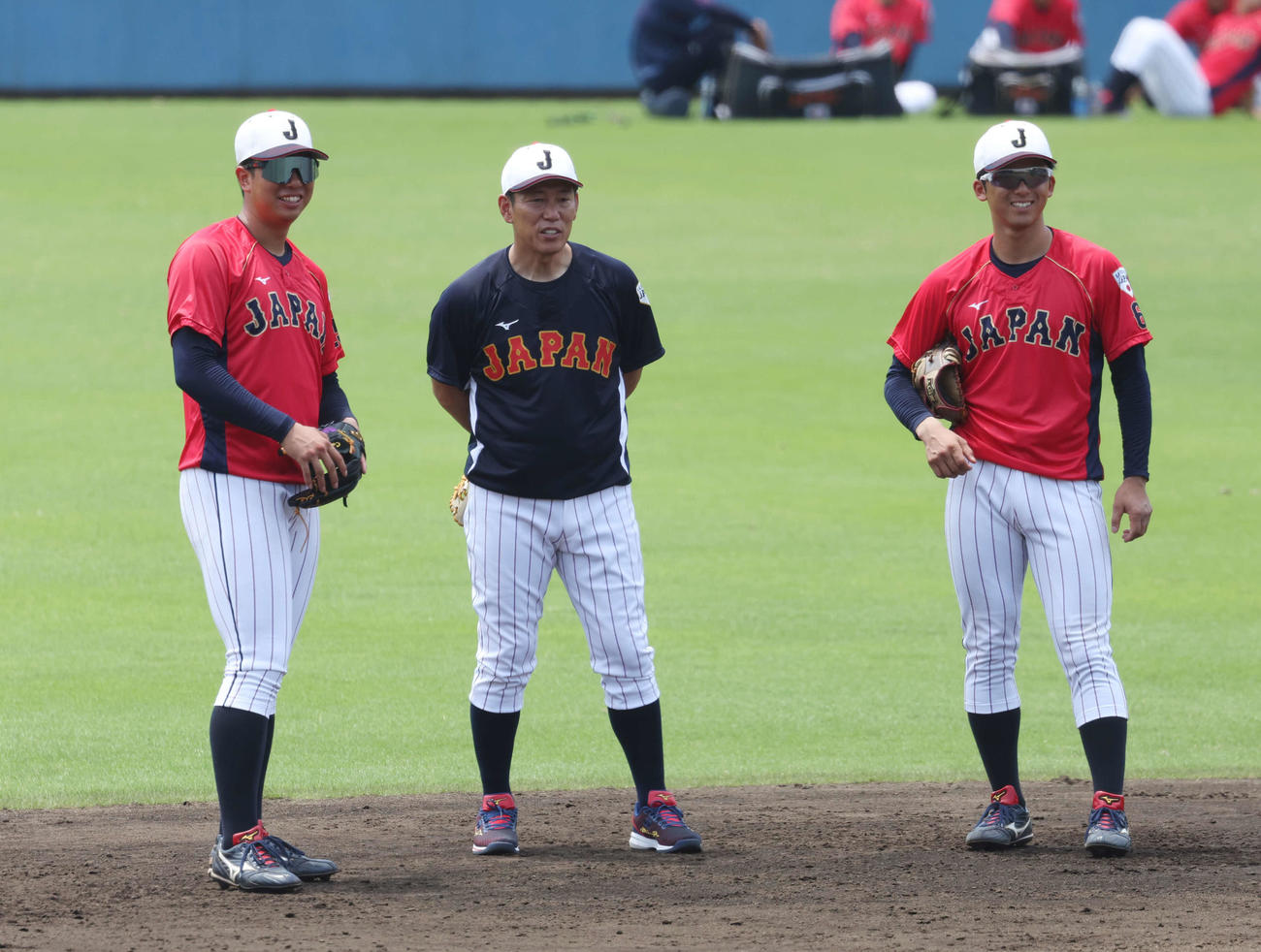 談笑する大学日本代表・上田希（左）、井端臨時コーチ（中央）、宗山（撮影・宮地輝）