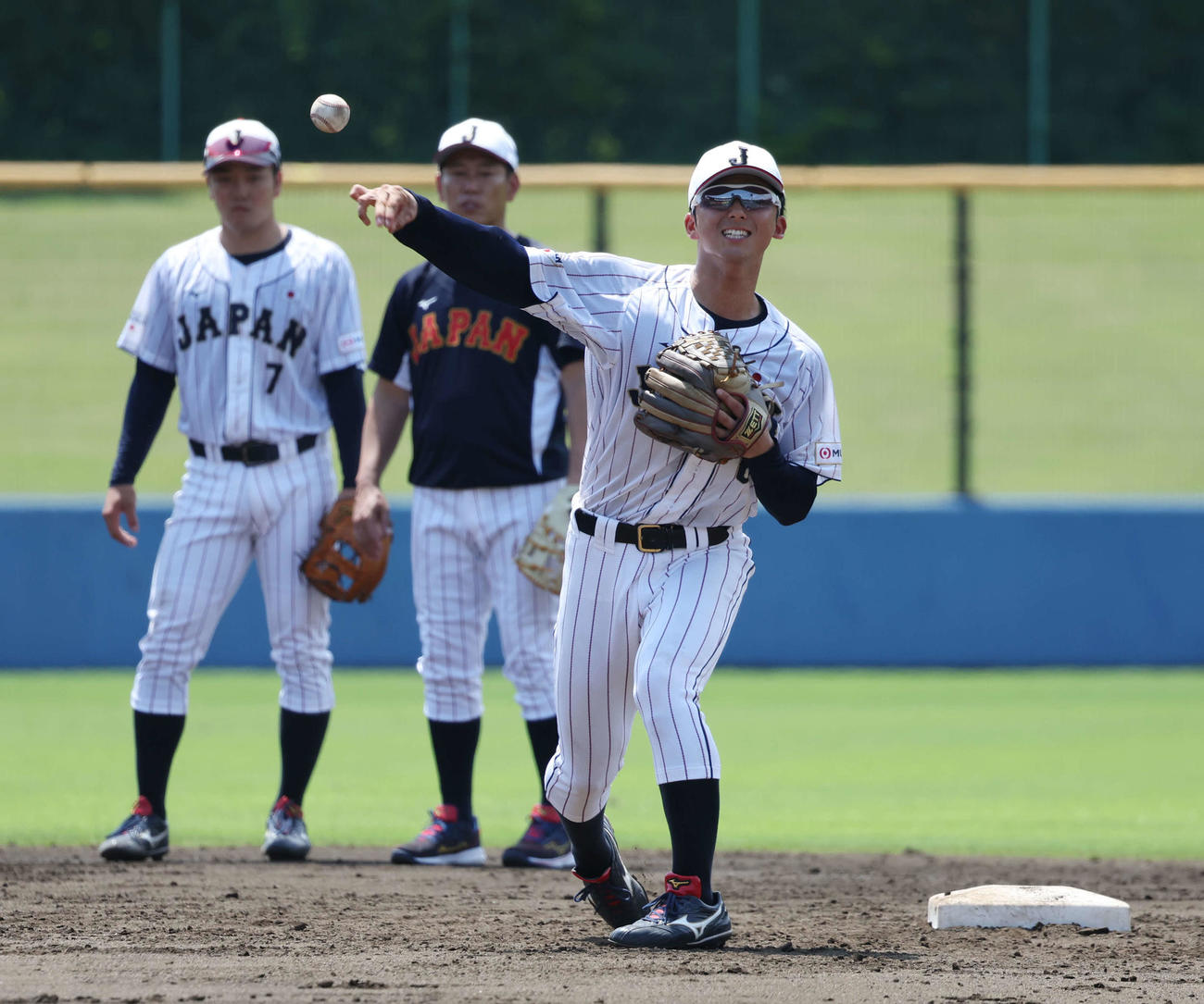 大学日本代表・井端臨時コーチ（後方右）に見つめられながら送球する宗山（撮影・宮地輝）