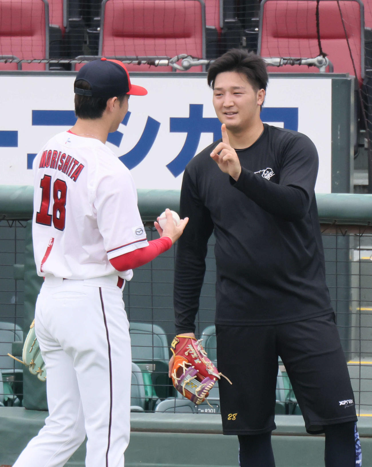 広島投手指名練習　キャッチボールをした床田（右）と森下（撮影・加藤孝規）