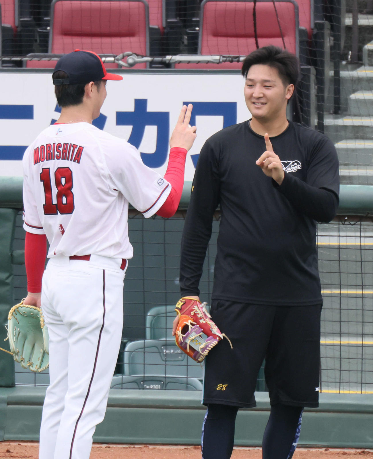 広島投手指名練習　キャッチボールをした床田（右）と森下（撮影・加藤孝規）