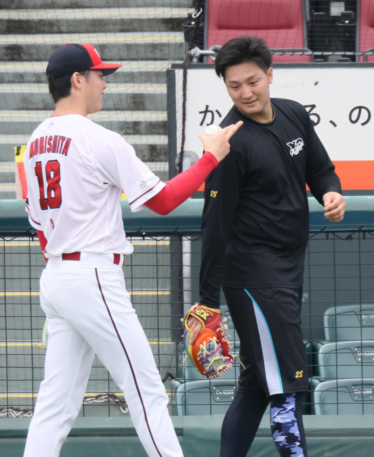 広島投手指名練習　キャッチボールをした床田（右）と森下（撮影・加藤孝規）