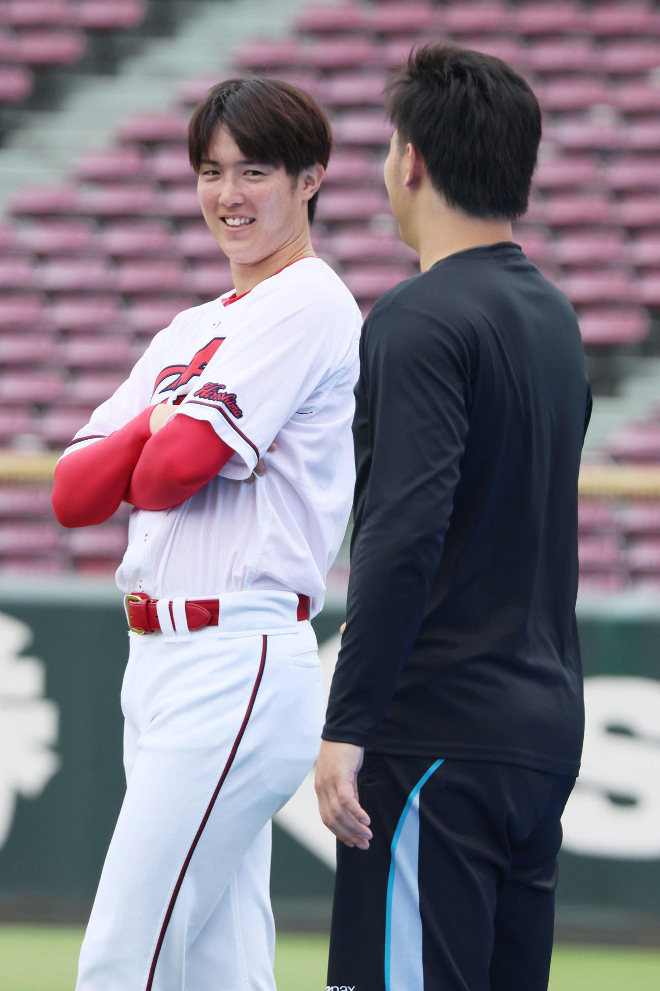 広島投手指名練習　床田（右）と話し合う森下（撮影・加藤孝規）