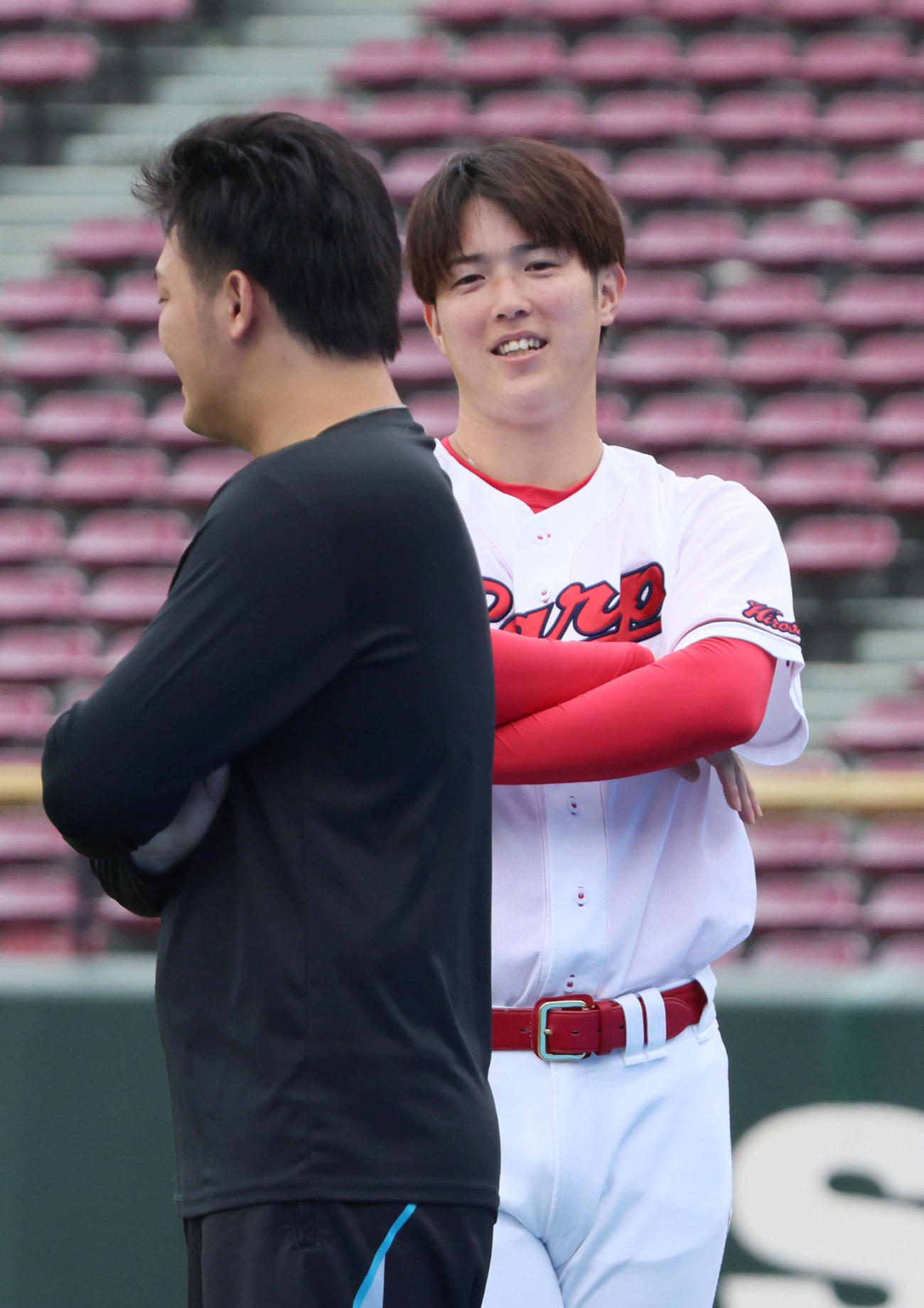 広島投手指名練習　床田（左）と話し合う森下（撮影・加藤孝規）