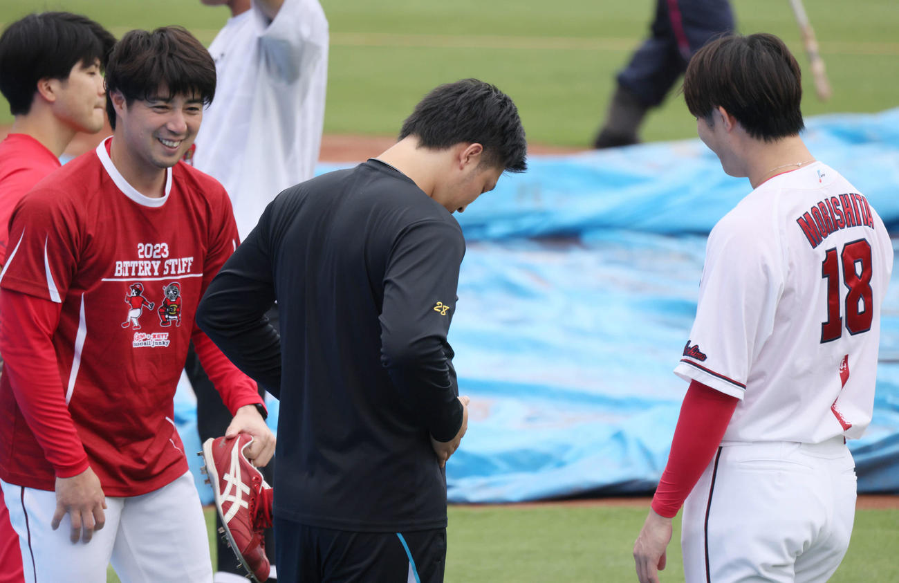 広島投手指名練習　おなか回りが気になる床田（中央）。左は野村。右は森下（撮影・加藤孝規）