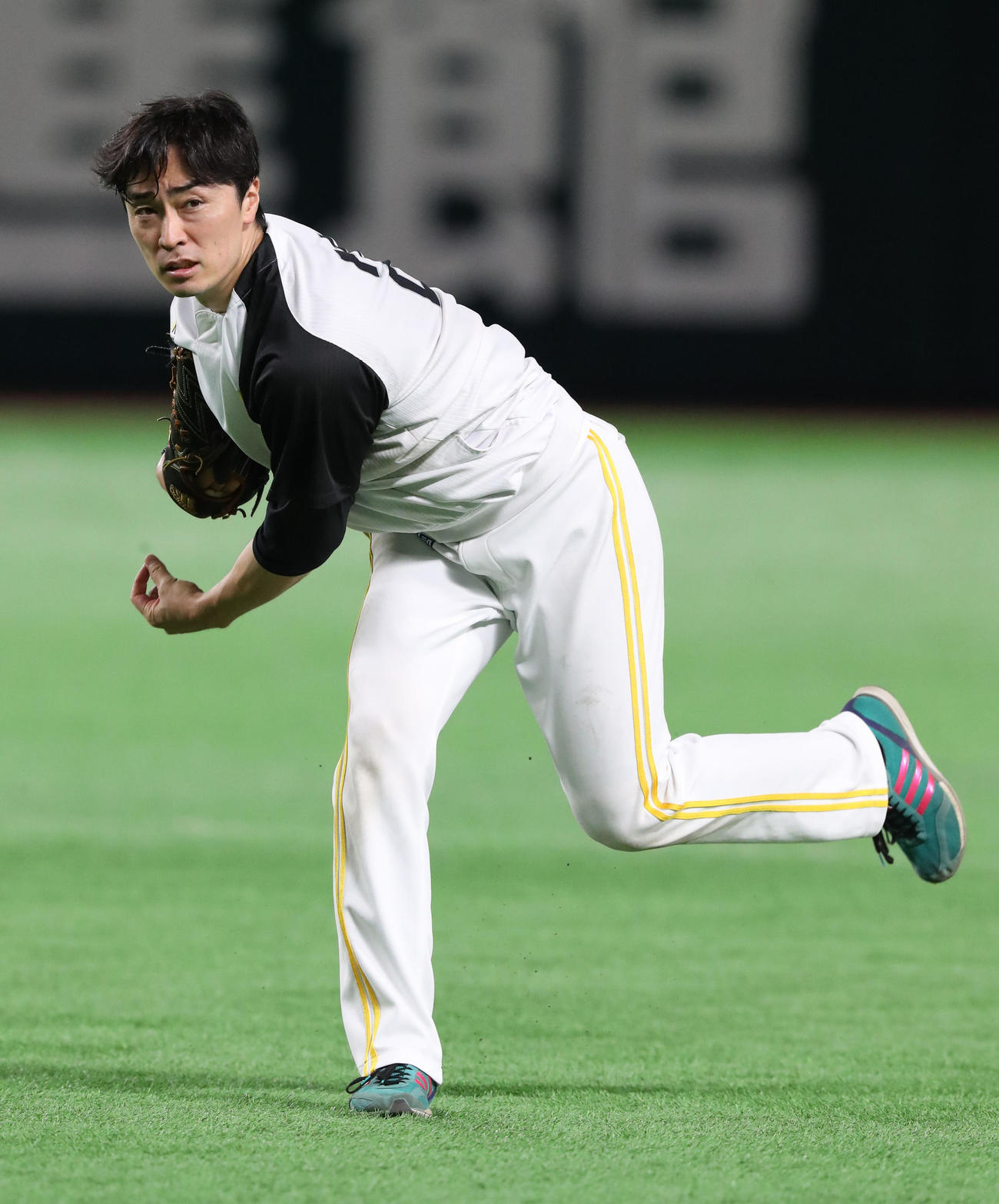 キャッチボールで調整する和田（撮影・梅根麻紀）