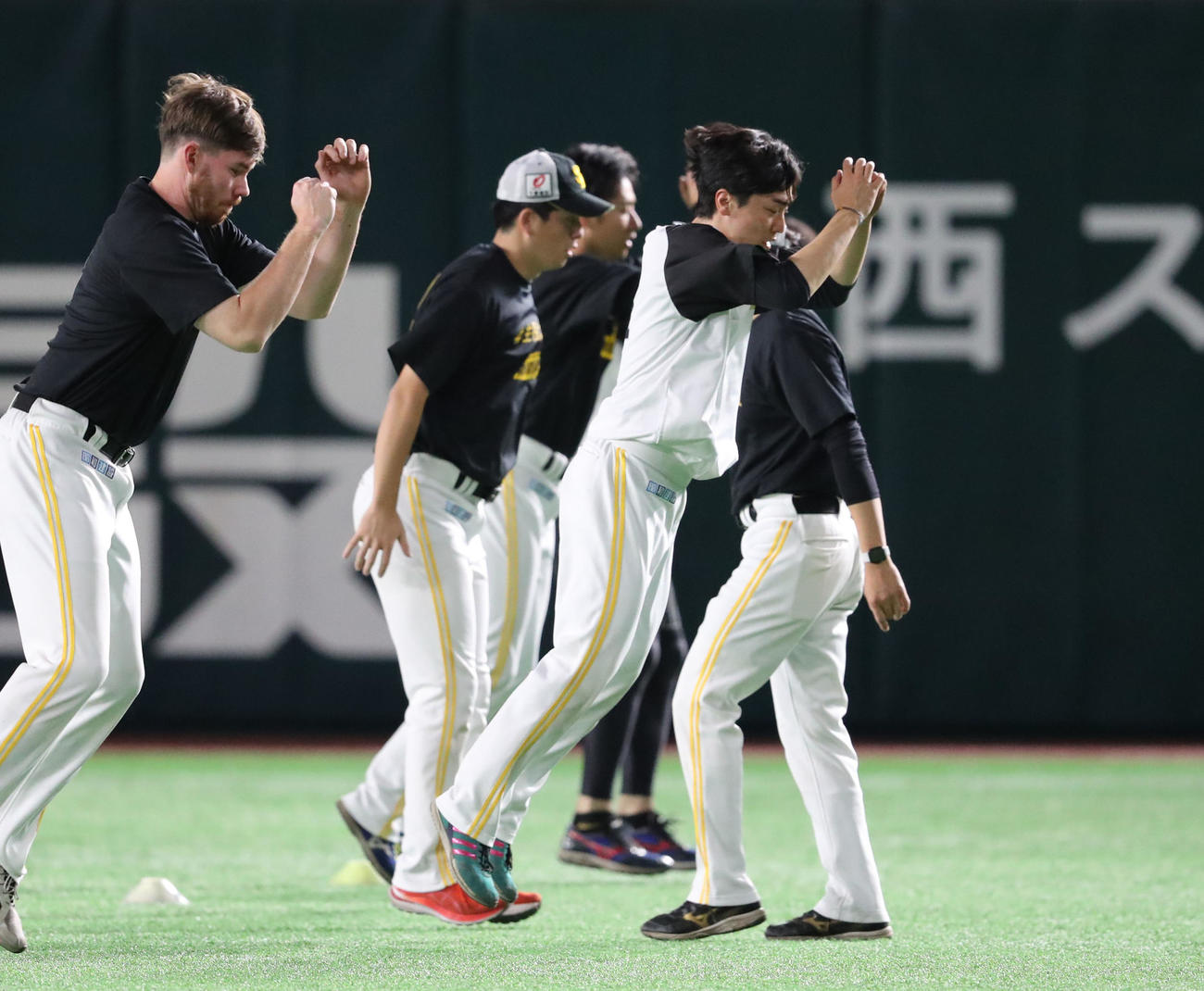 練習前に体をほぐす和田（撮影・梅根麻紀）