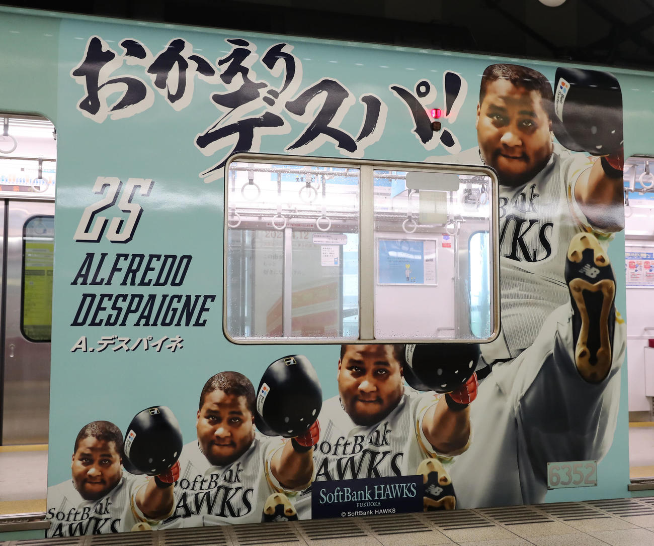 鷹の祭典2023特別デザインの西鉄ラッピング電車「勝つぞー！電車」にラッピングされたデスパイネ(撮影・冨田成美)