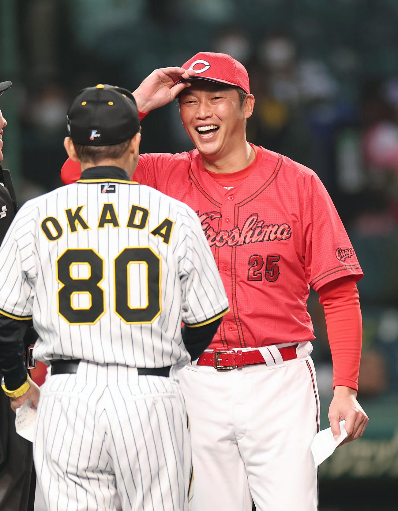 2023年4月、阪神岡田監督（左）とのメンバー表交換で笑顔を見せる広島新井監督