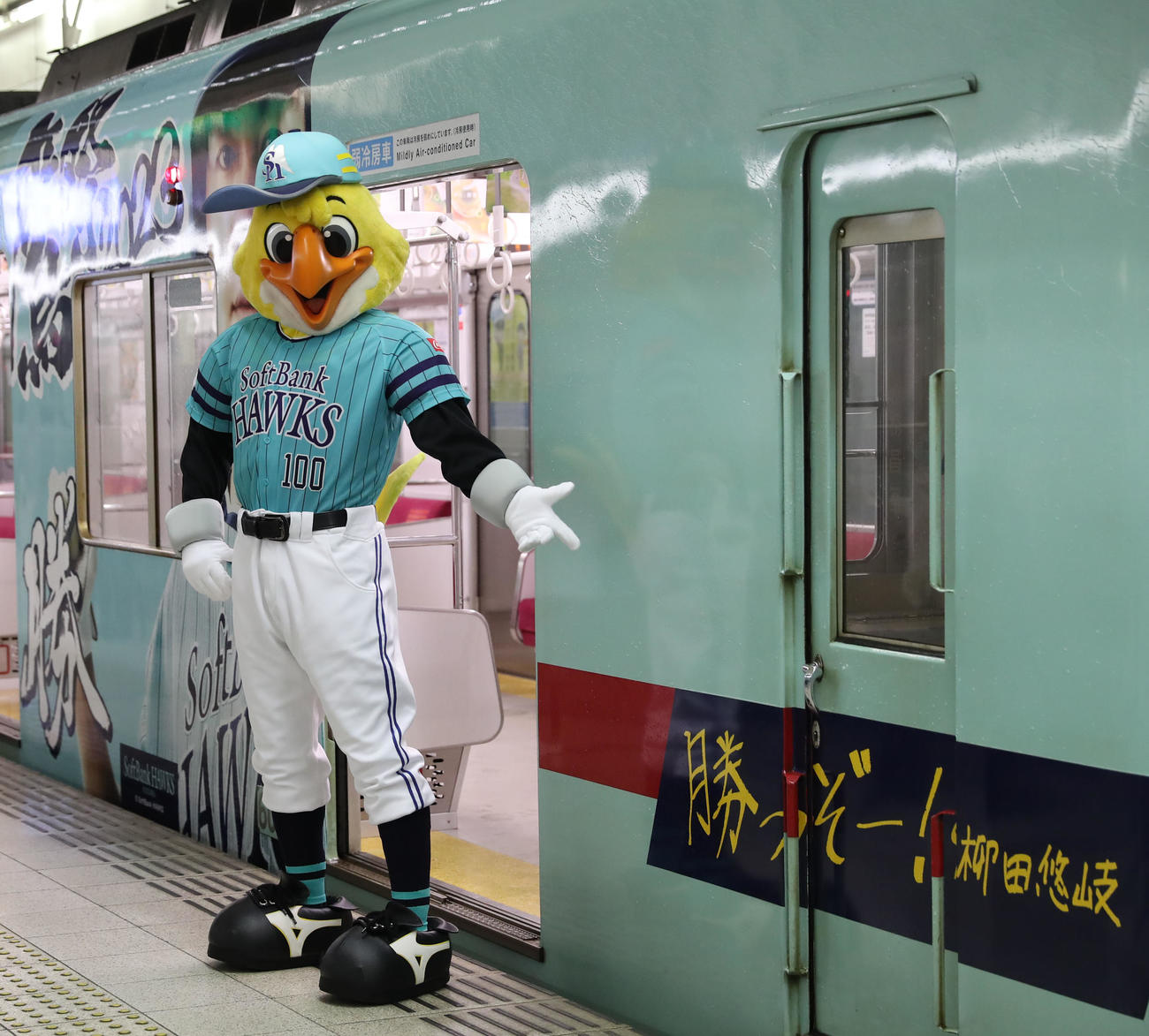 鷹の祭典2023特別デザインの西鉄ラッピング電車「勝つぞー！電車」に大興奮のハリーホーク(撮影・冨田成美)