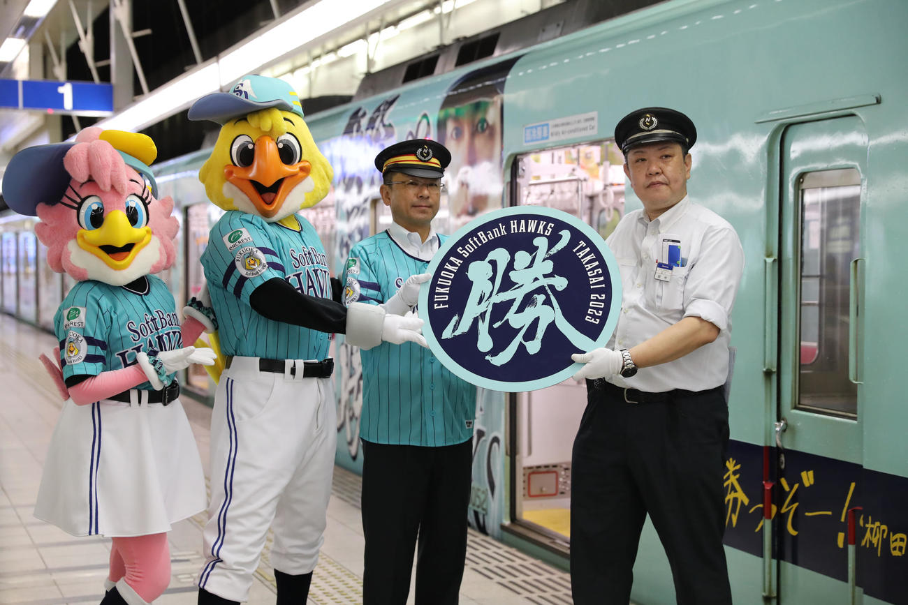 オリジナルヘッドマークを授与し記念撮影に納まる、左からハニーホーク、ハリーホーク、野口駅長(撮影・冨田成美)
