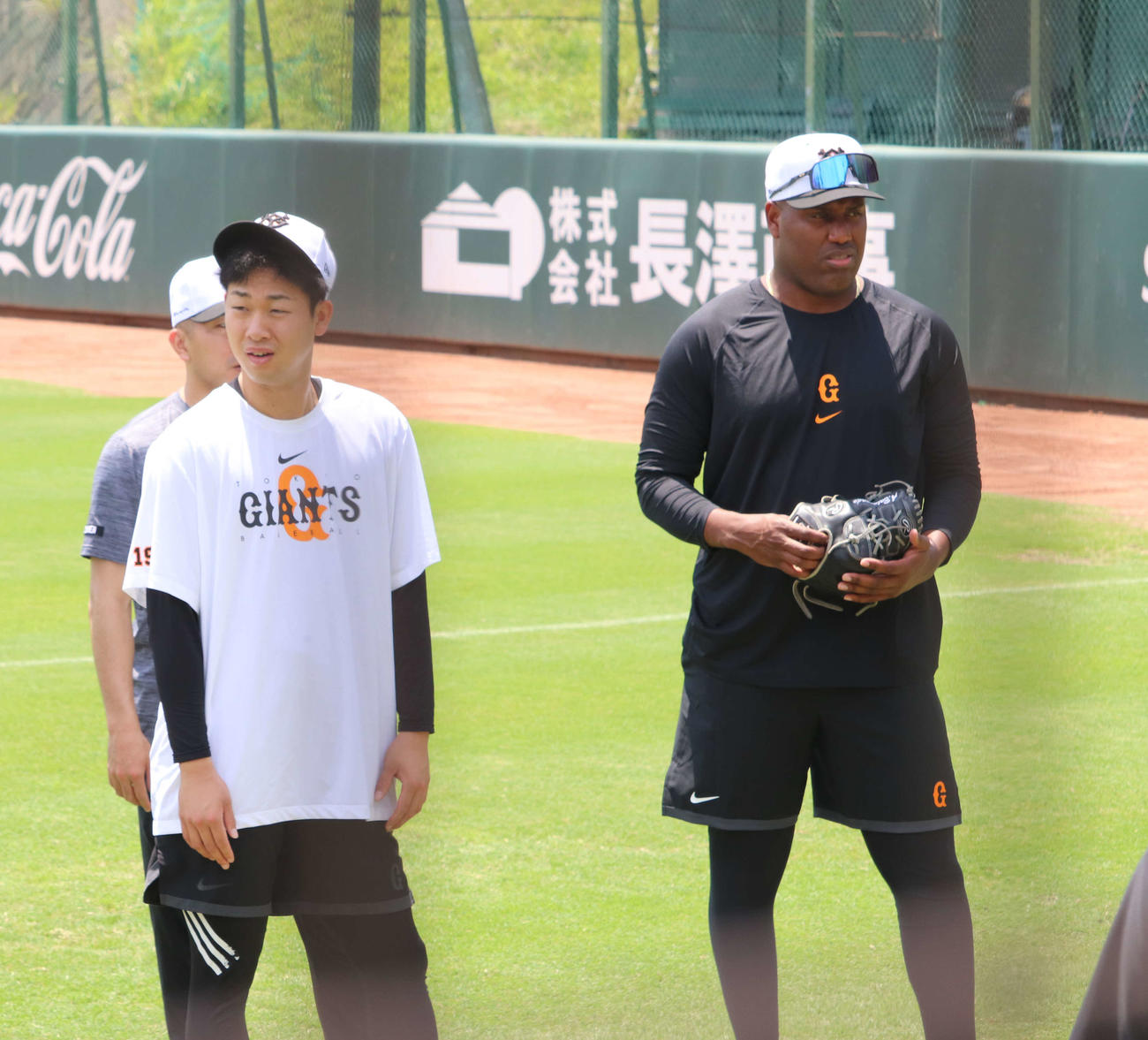 ジャイアンツ球場で前日調整した巨人山崎伊（左）と新助っ人のバルドナード（右）（撮影・小早川宗一郎）