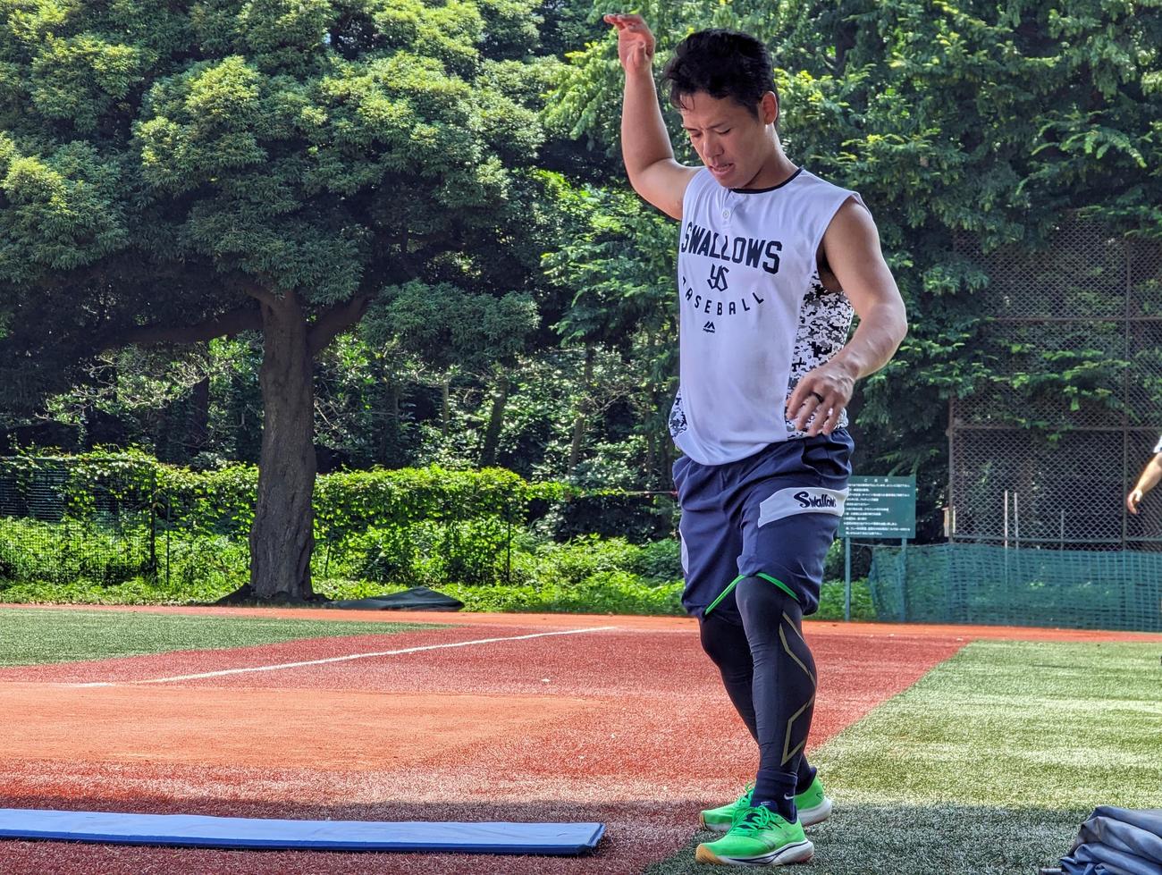 暑さに耐えながら木陰でトレーニングを行うヤクルト小川（撮影・三須一紀）