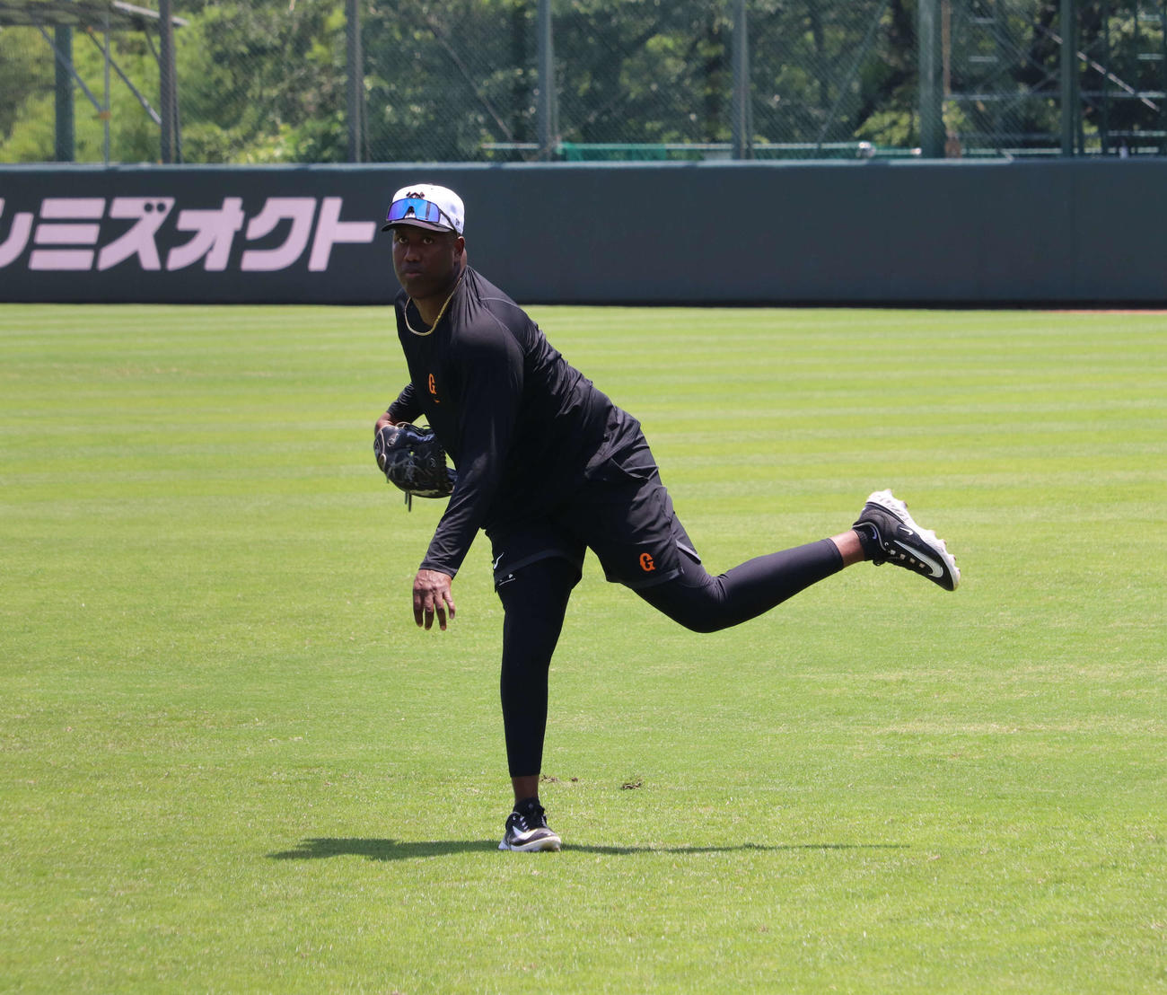 ジャイアンツ球場の1軍投手練習に合流し、キャッチボールする巨人新助っ人のバルドナード（撮影・小早川宗一郎）