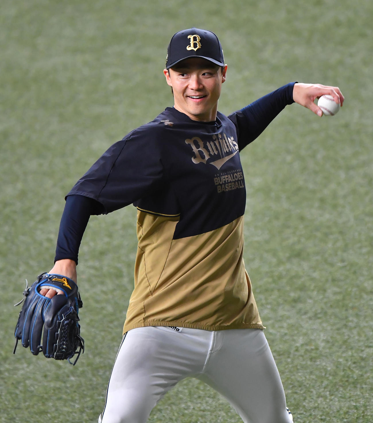 キャッチボールを行うオリックス山崎福也（2023年3月27日撮影）