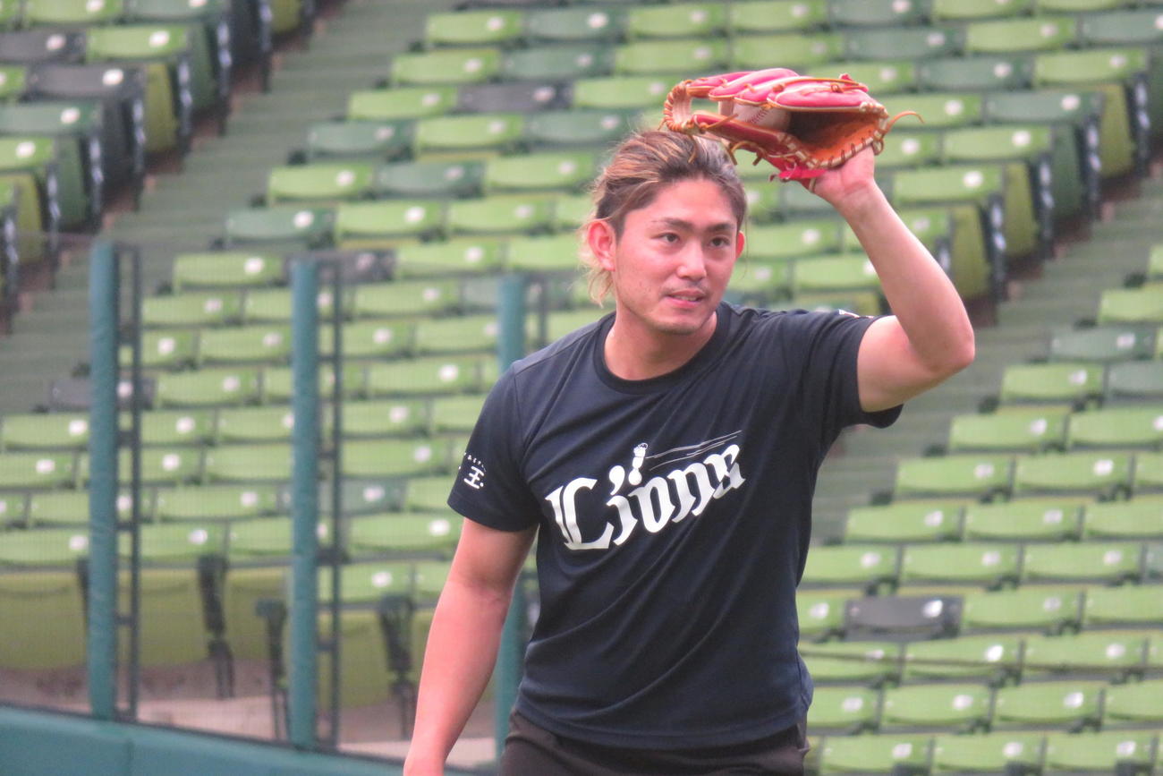 4日のロッテ戦先発に向けて練習する西武今井（撮影・金子真仁）