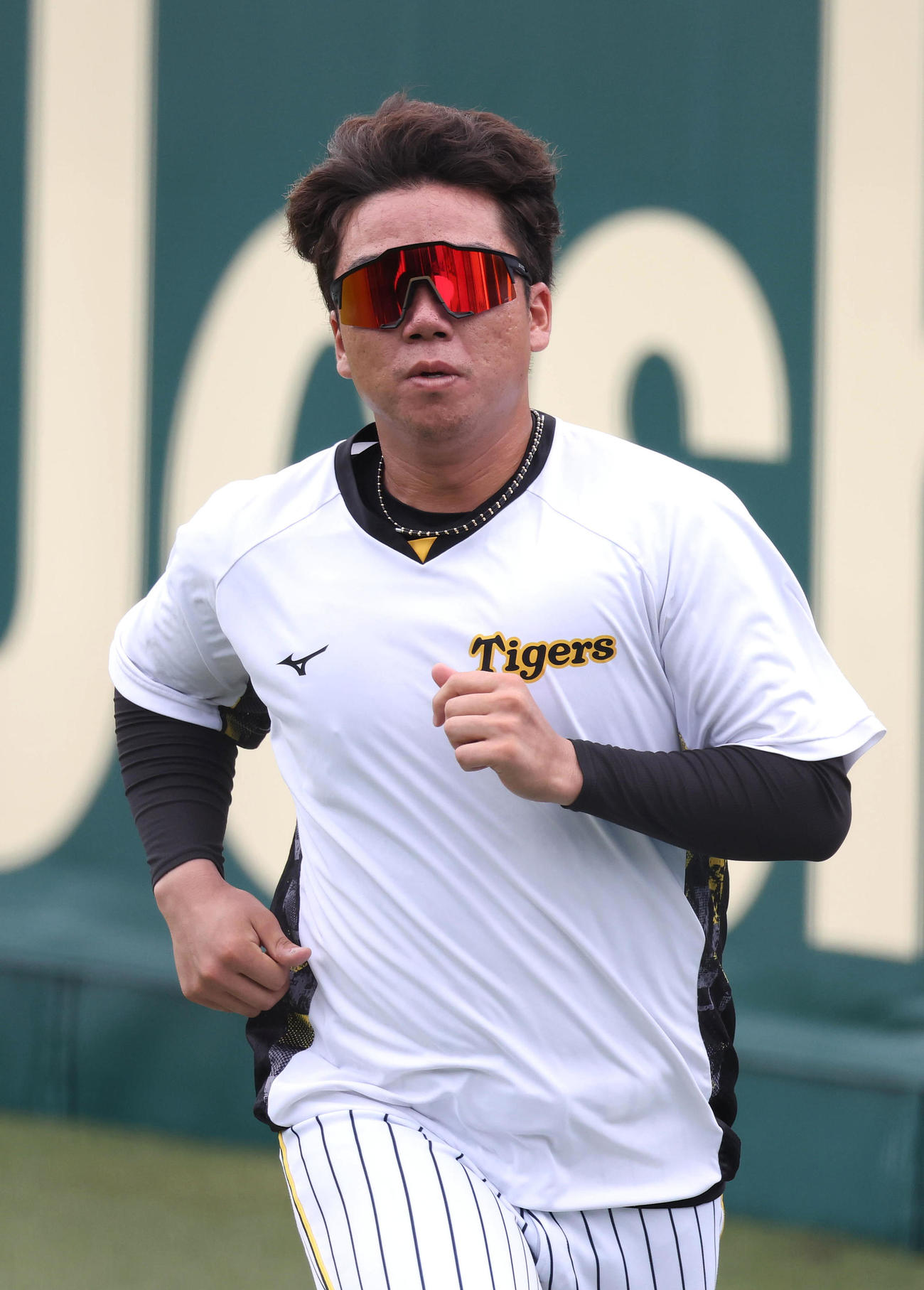 投手指名練習で外野をダッシュする村上（撮影・白石智彦）