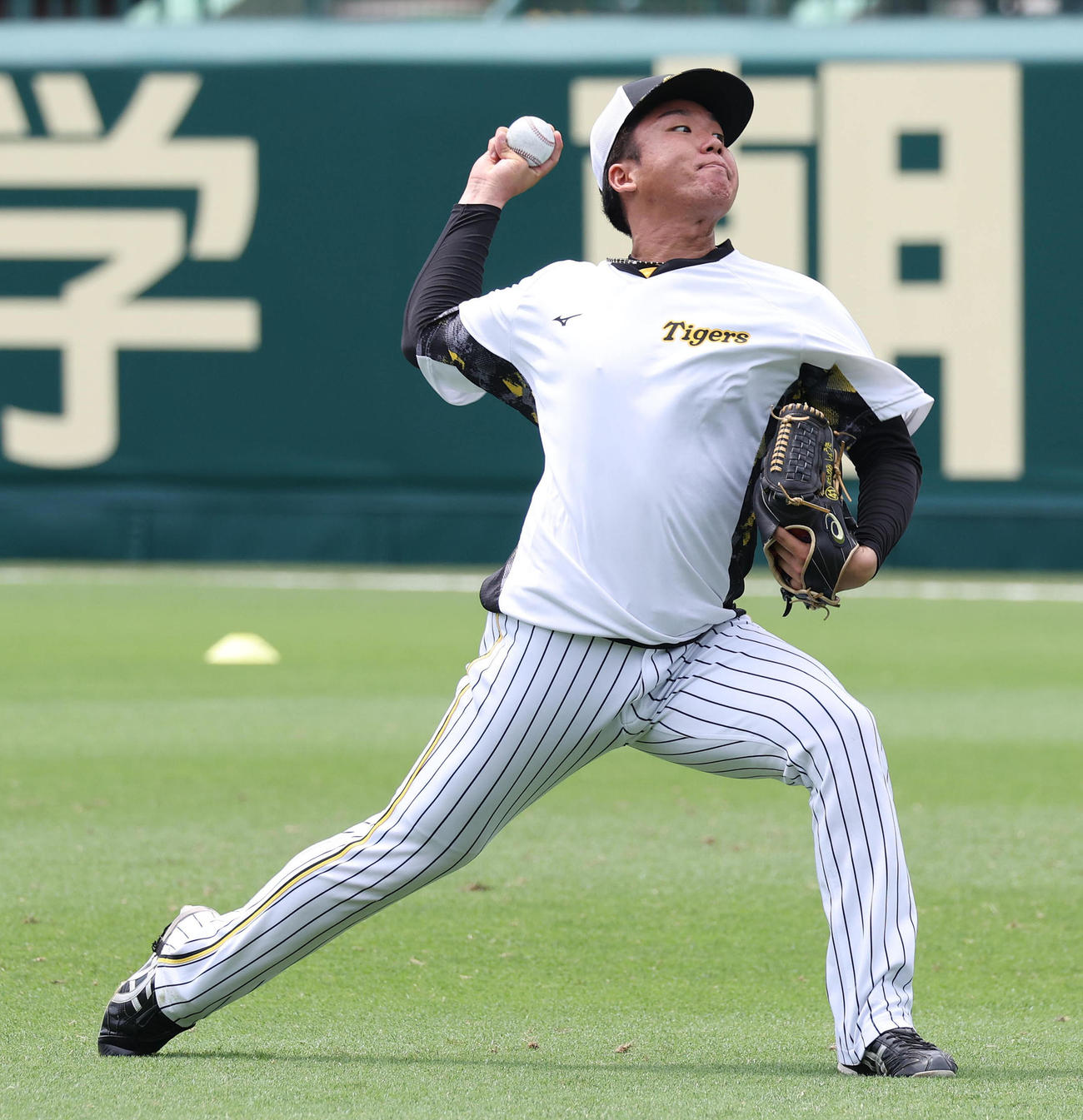 キャッチボールで調整する村上（撮影・白石智彦）