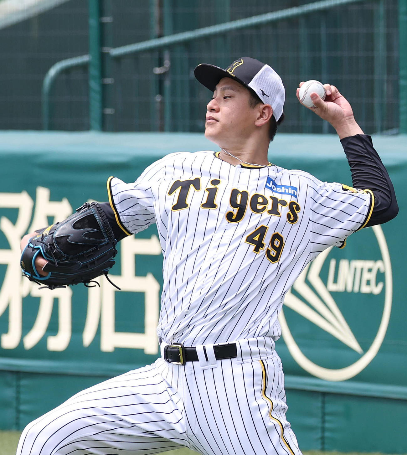 投手指名練習でキャッチボールする阪神大竹（撮影・白石智彦）