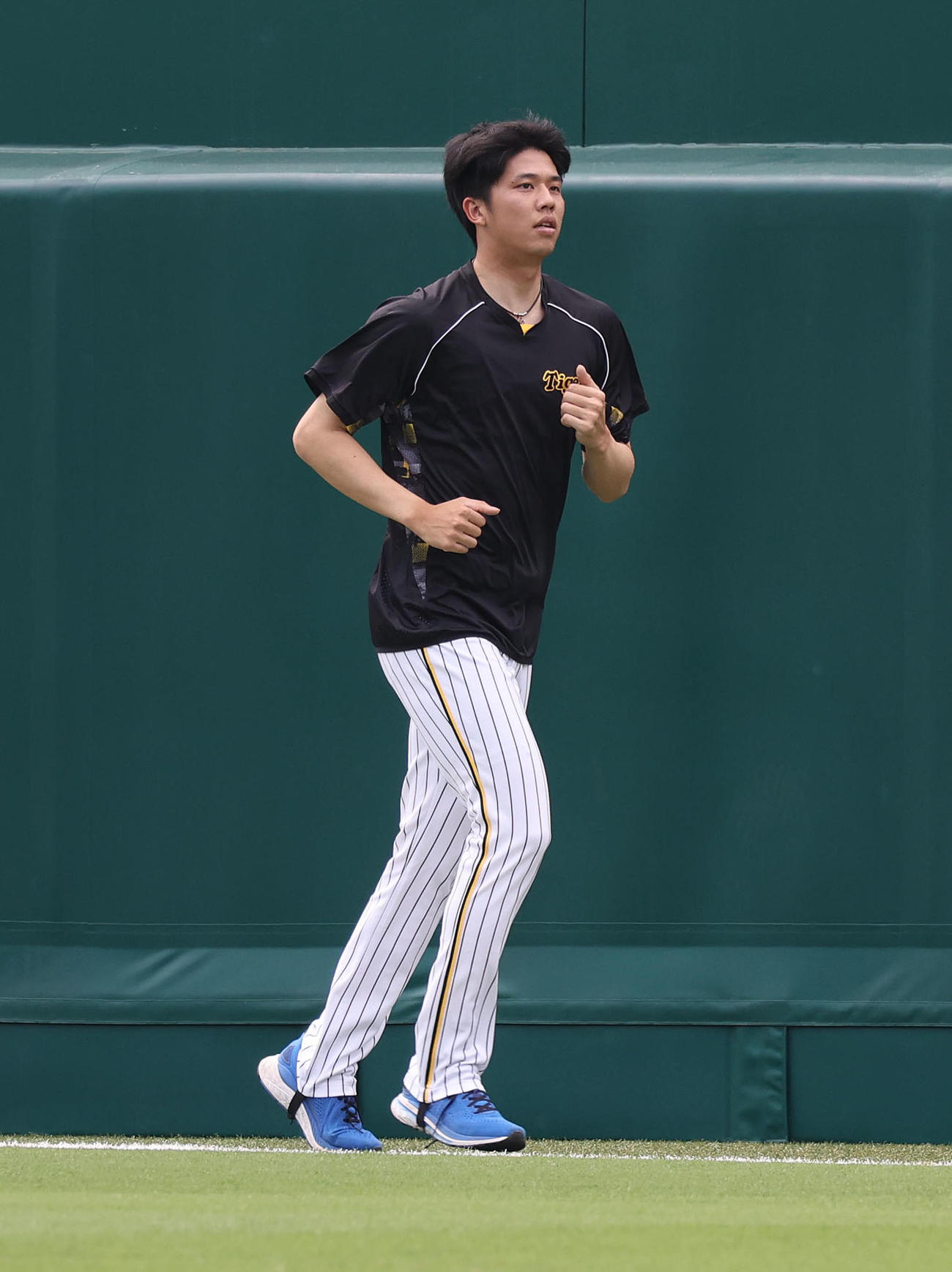 投手指名練習でランニングする阪神才木（撮影・白石智彦）