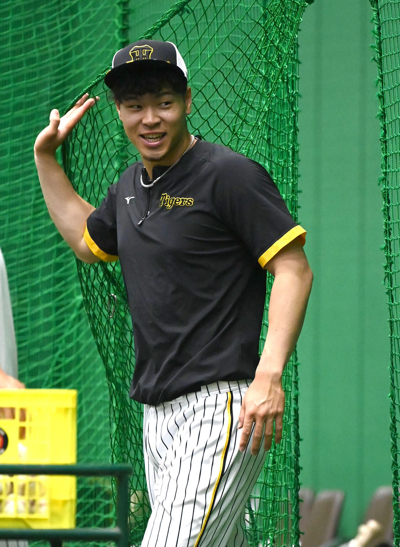 6月30日、室内練習場で笑顔を見せる佐藤輝