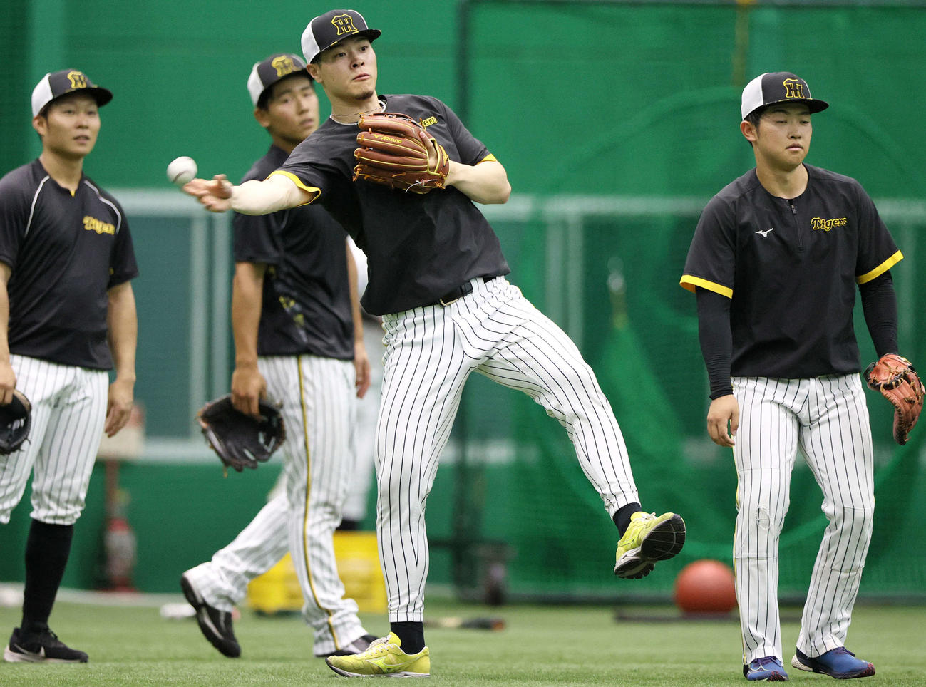 1日、室内でノックを受けた、左から藤田、戸井、佐藤輝、中川