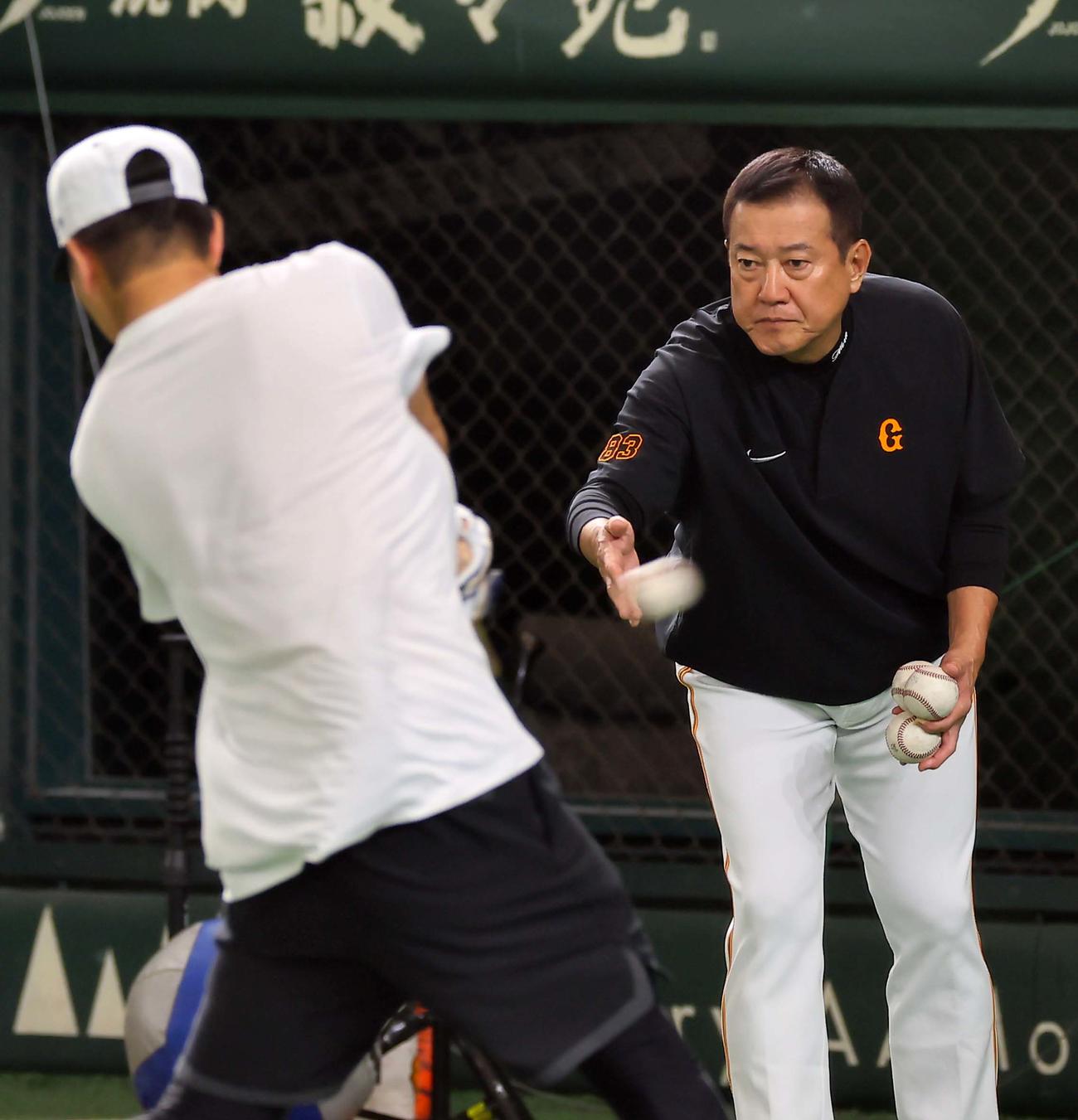 打撃練習をする大城卓（左）にトスを出す原監督（23年7月1日撮影）