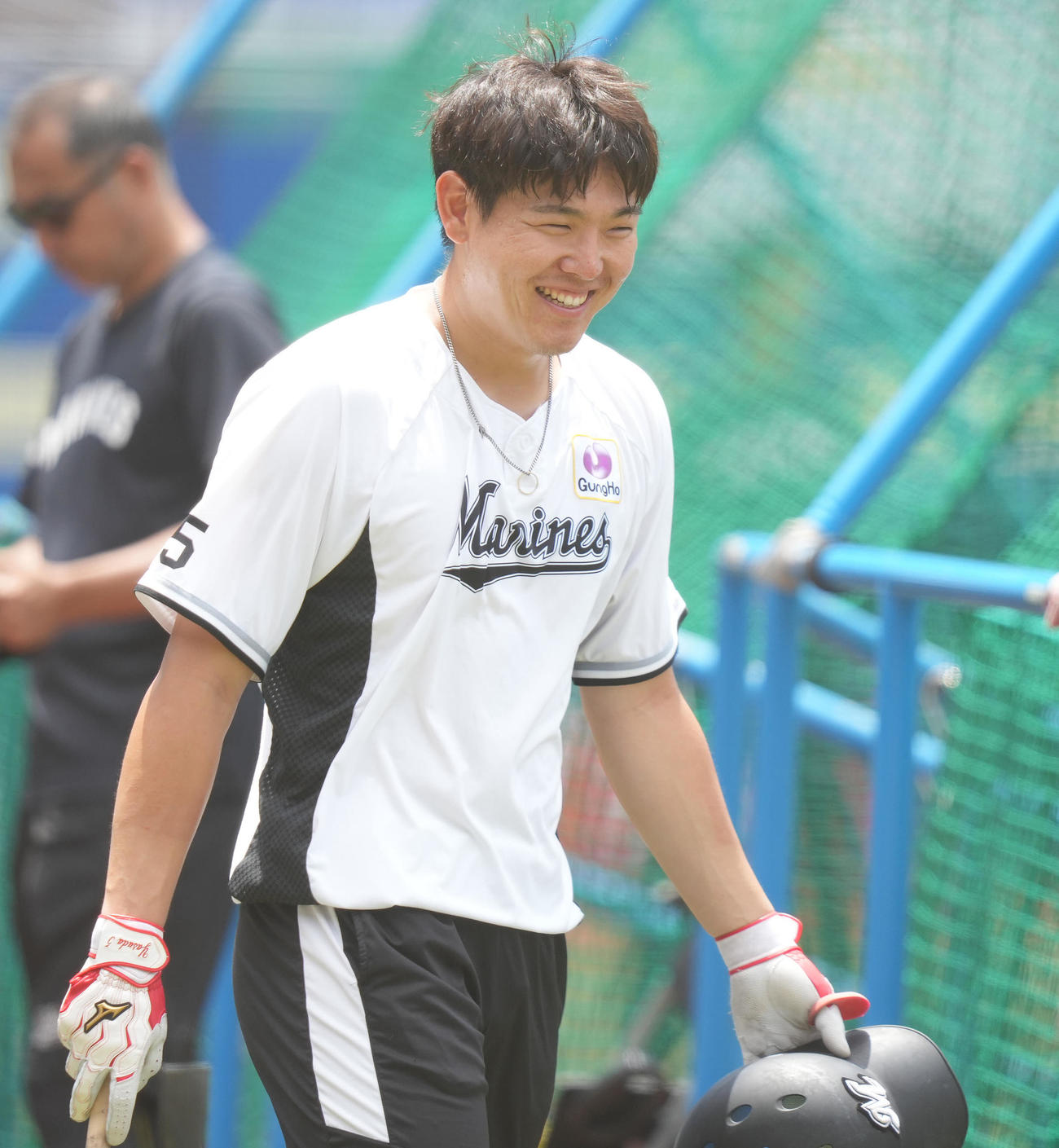 試合前練習で笑顔のロッテ安田（23年7月2日撮影）
