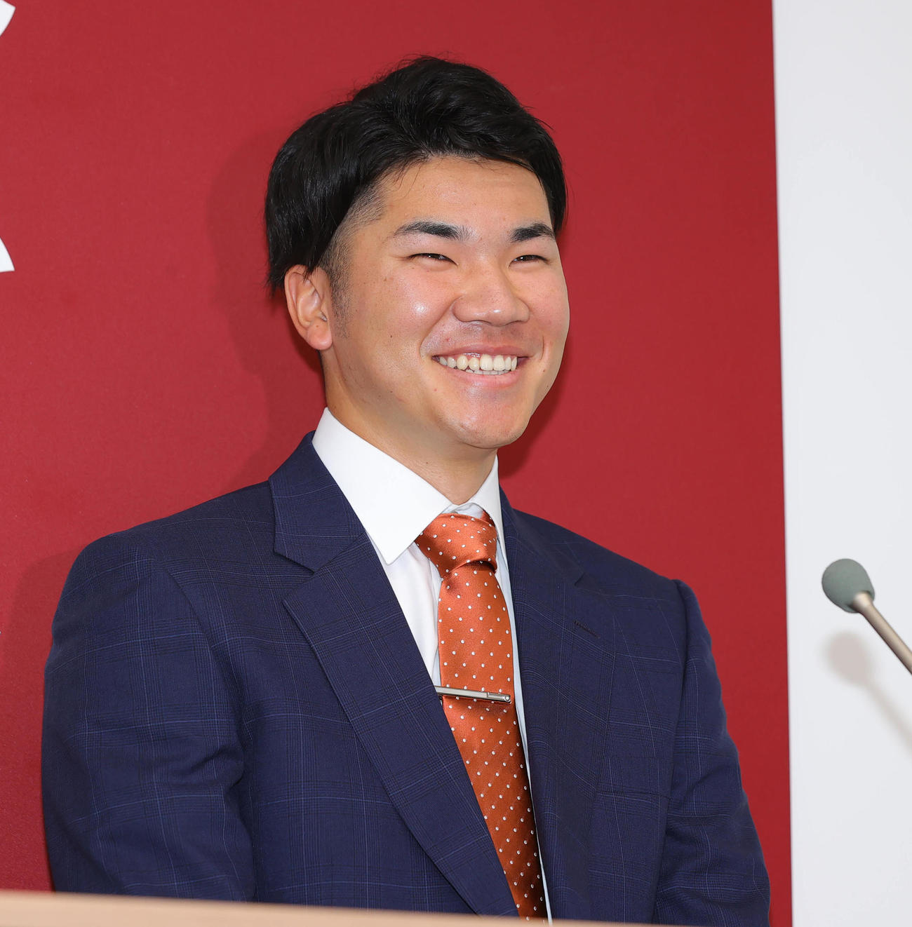 ロッテからトレード移籍し、入団会見を行う巨人小沼（撮影・野上伸悟）