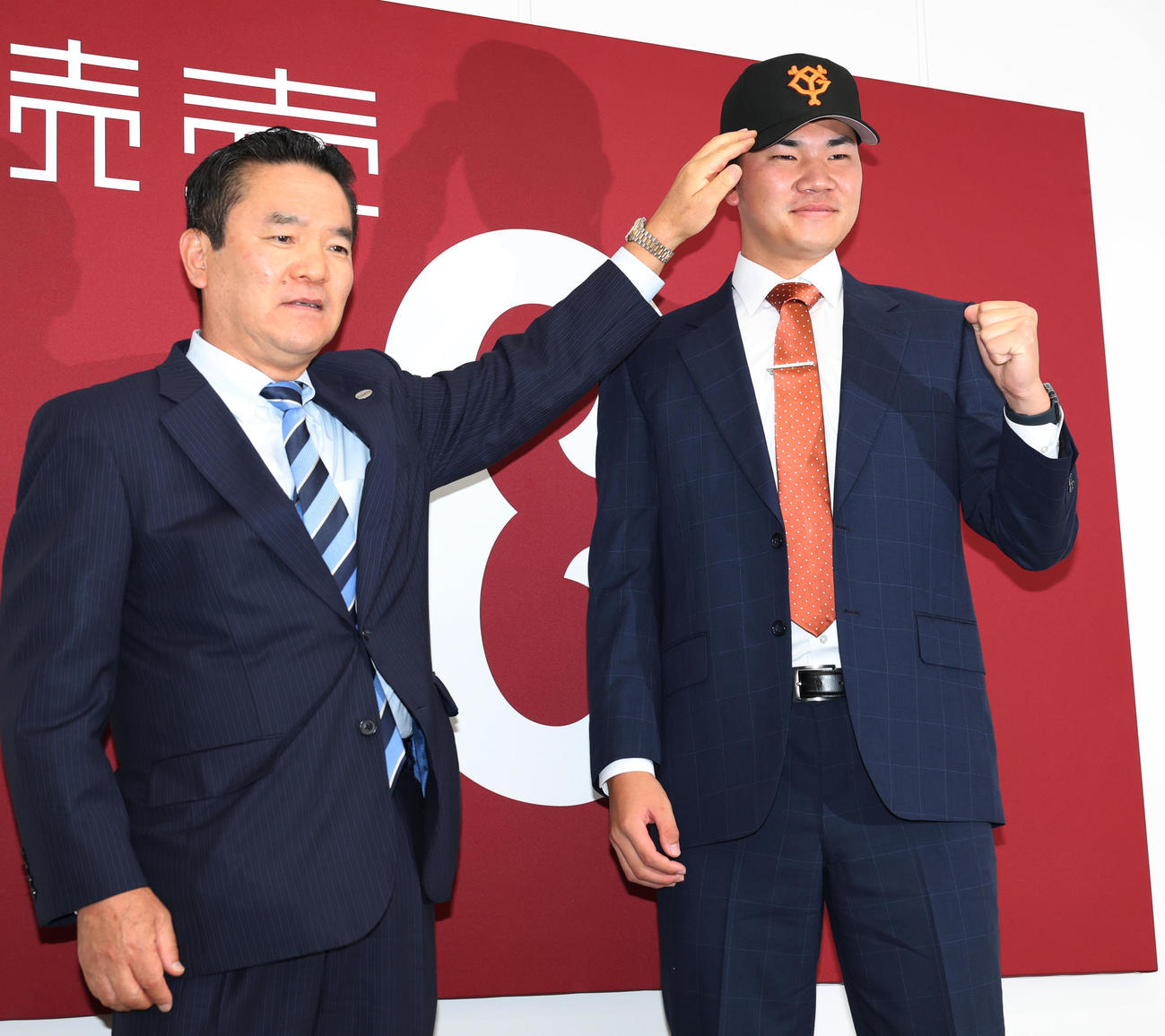 ロッテからトレード移籍し、入団会見を行う巨人小沼。左は大塚副代表（撮影・野上伸悟）