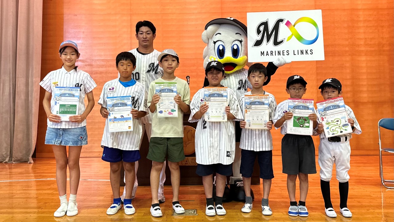 マリーンズ算数ドリル23年度夏号の贈呈式に参加したロッテ池田（球団提供）